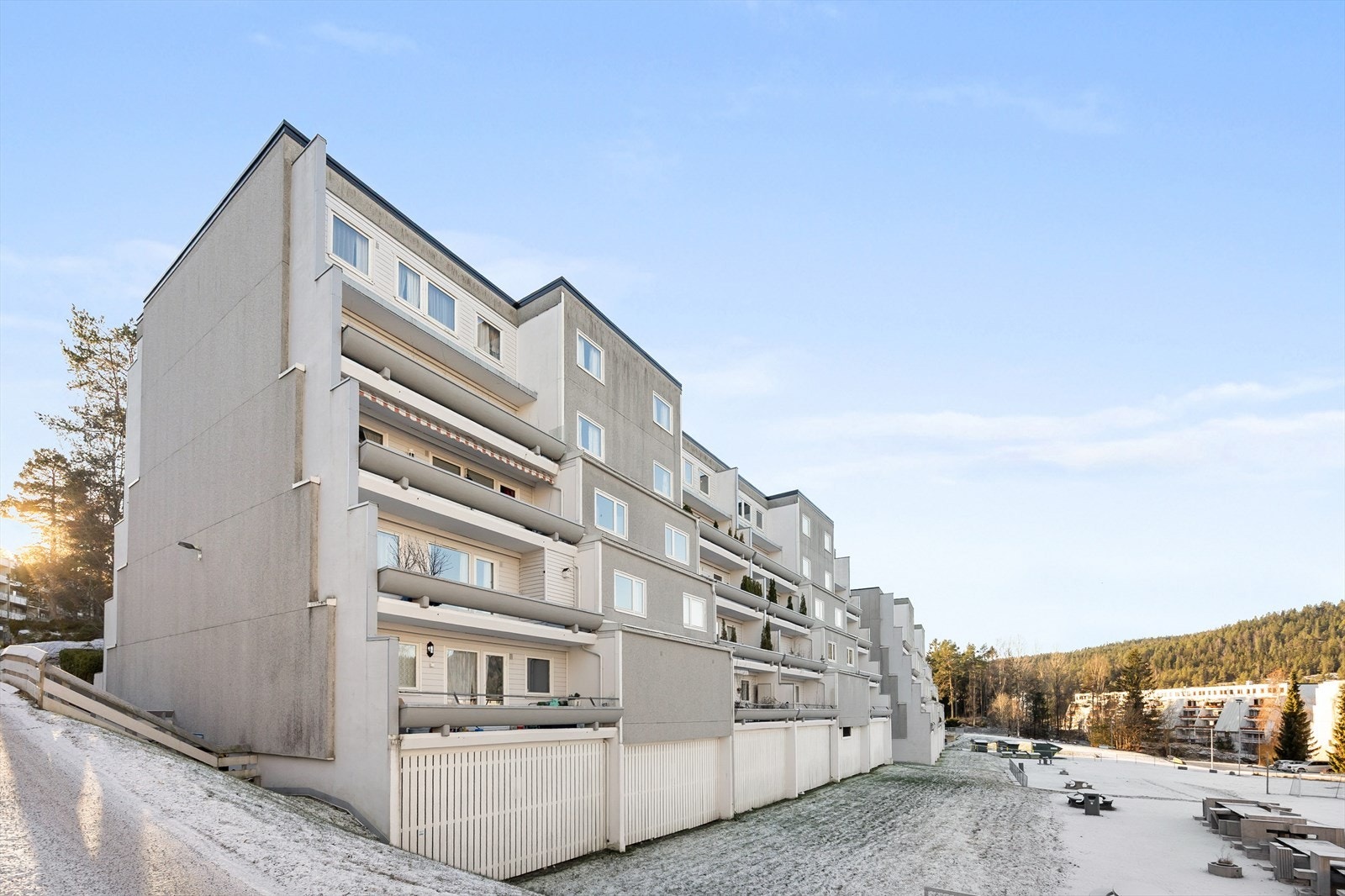 Beliggenheten er sentral med kun et par minutters gange til Vestli T-banestasjon. Galleribilde