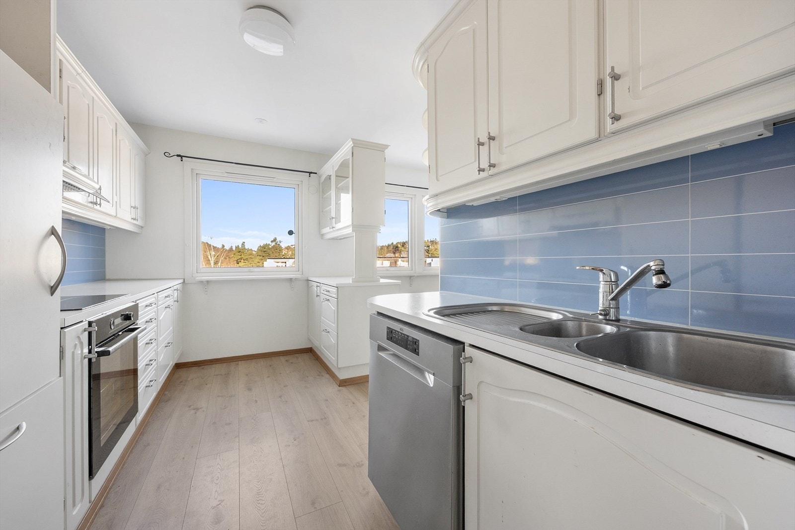 Innredningen inkluderer nedfelt kum i benkeplaten og har opplegg for oppvaskmaskin. Galleribilde