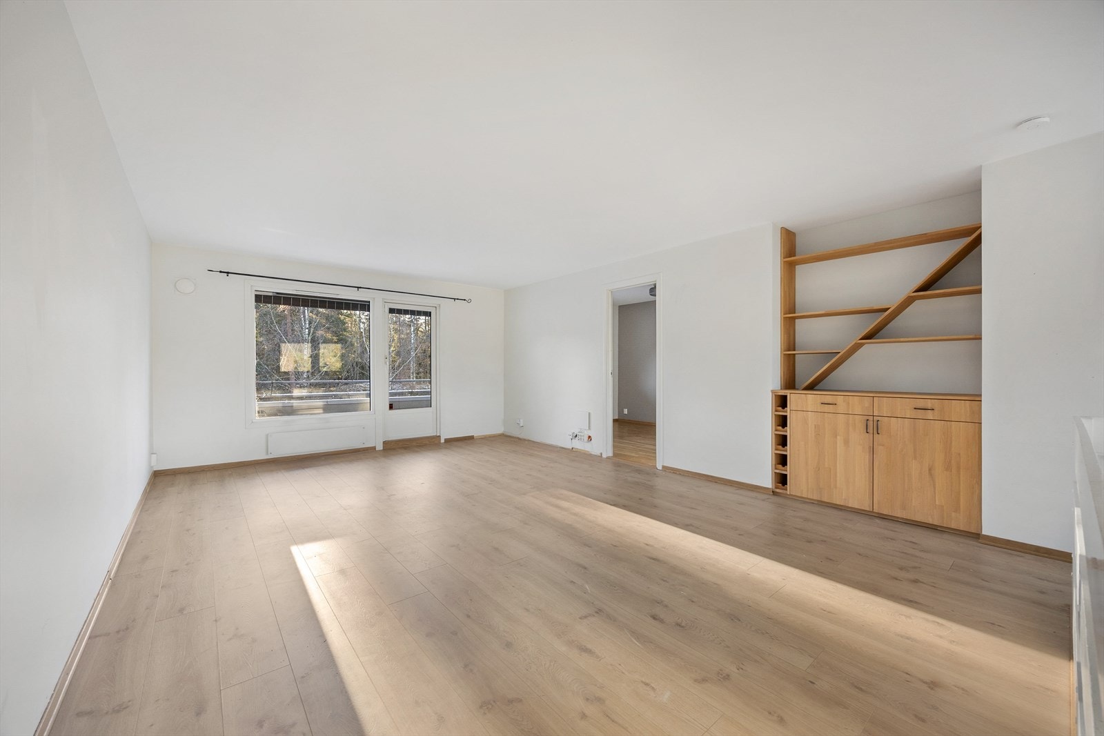 Stuen har en plassbygd hylleløsning som gir både karakter og oppbevaringsmuligheter. Galleribilde