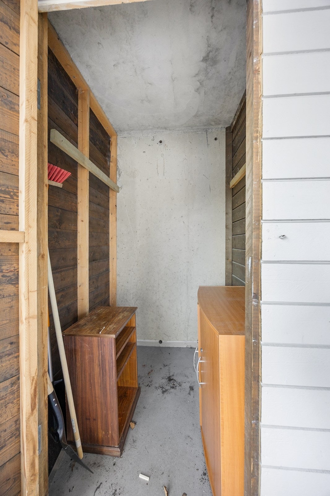 På balkongen er det en praktisk utebod på 2 m² for ekstra lagring. Galleribilde