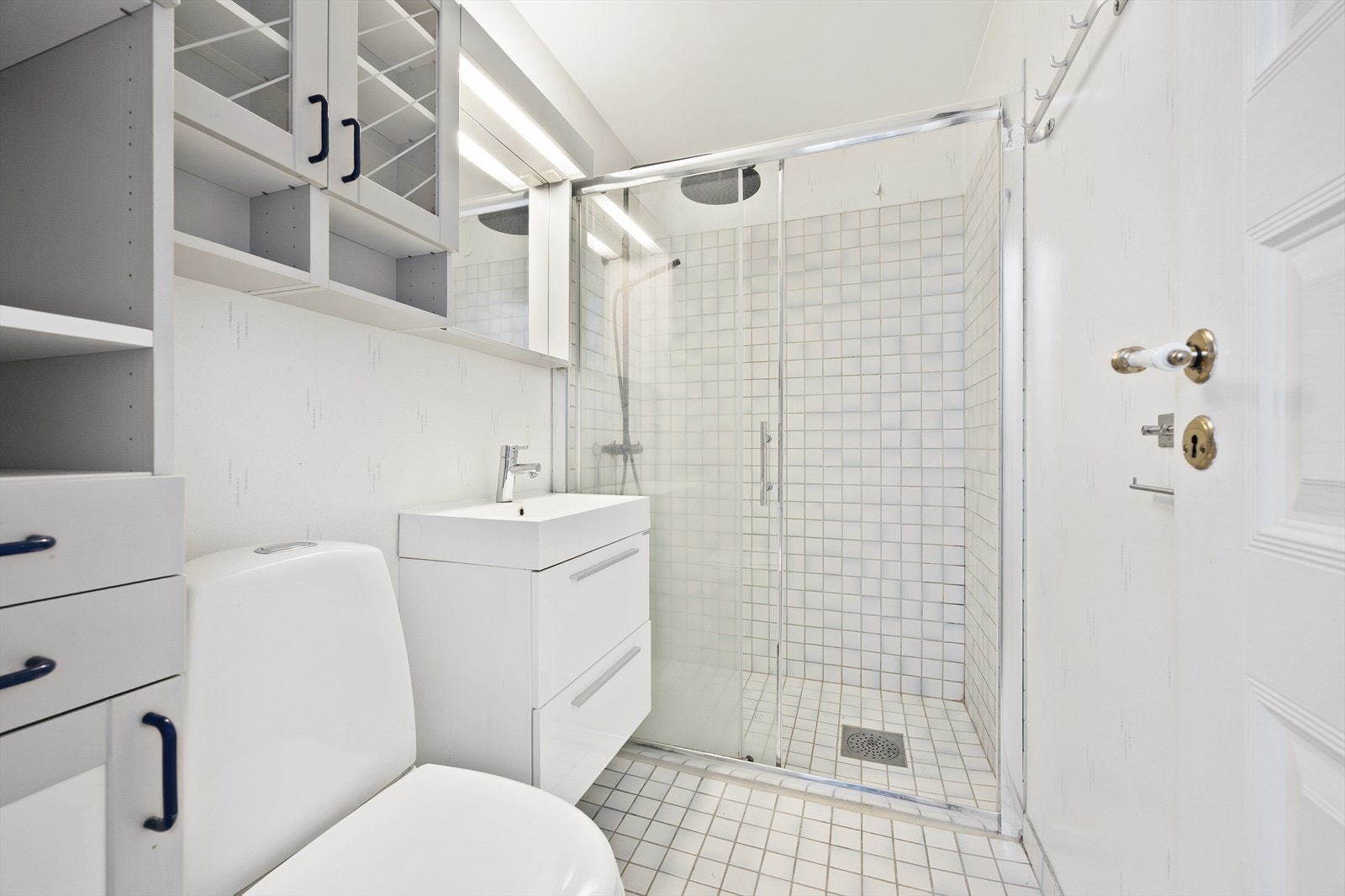 Badet er utstyrt med servantinnredning med glatte fronter og har mekanisk avtrekk. Galleribilde