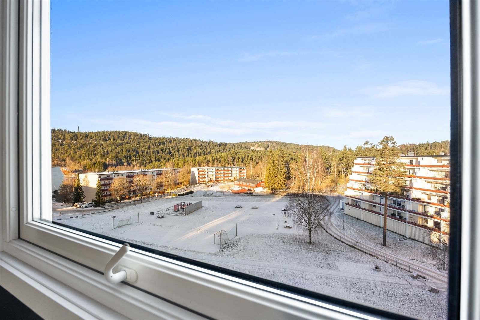 Nærområdet er familievennlig med kort gangavstand til Vestli skole og flere barnehager. Galleribilde