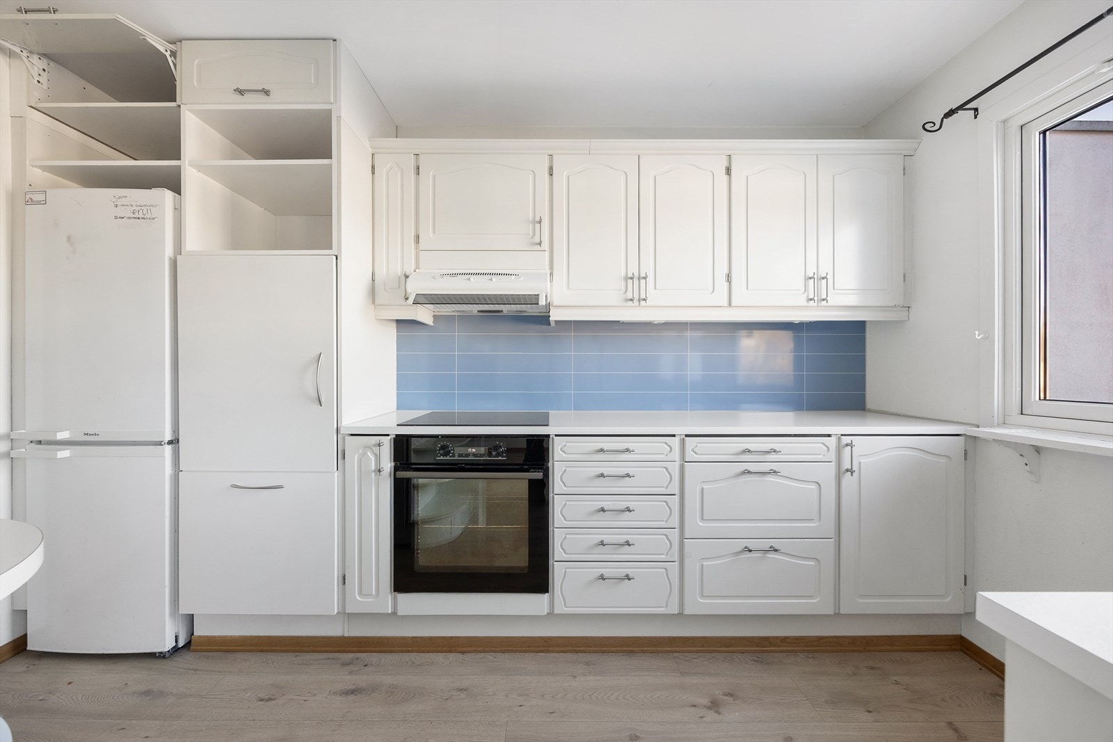 Kjøkkenet er utstyrt med integrert platetopp og stekeovn. Galleribilde