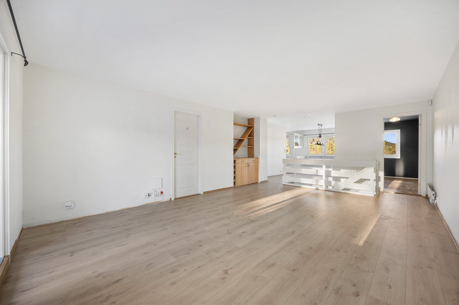 Store vindusflater og gjennomgående løsning gir en lys og luftig atmosfære i stuen. Galleribilde