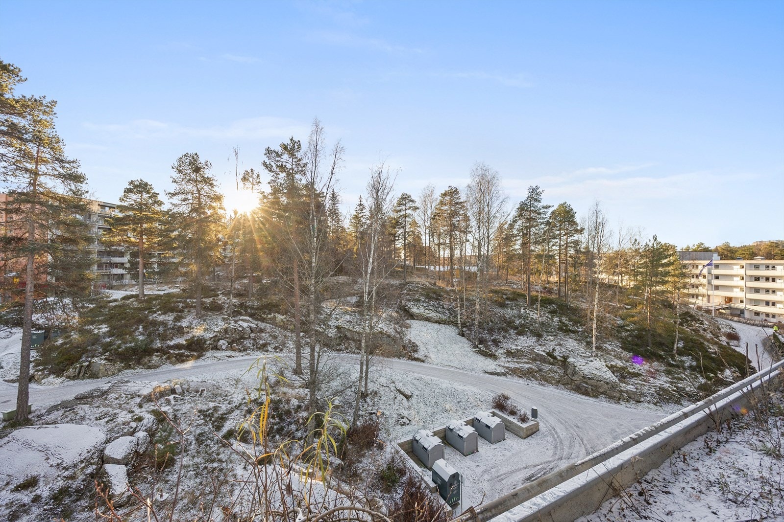 Fra balkongen har man utsikt mot grønne, rolige omgivelser med nærhet til skog og mark. Galleribilde