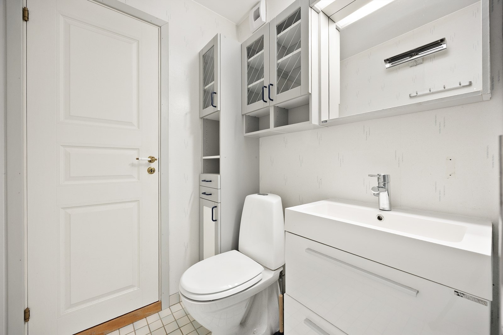 Praktiske overskap og høyskap gir god oppbevaringsplass på badet. Galleribilde