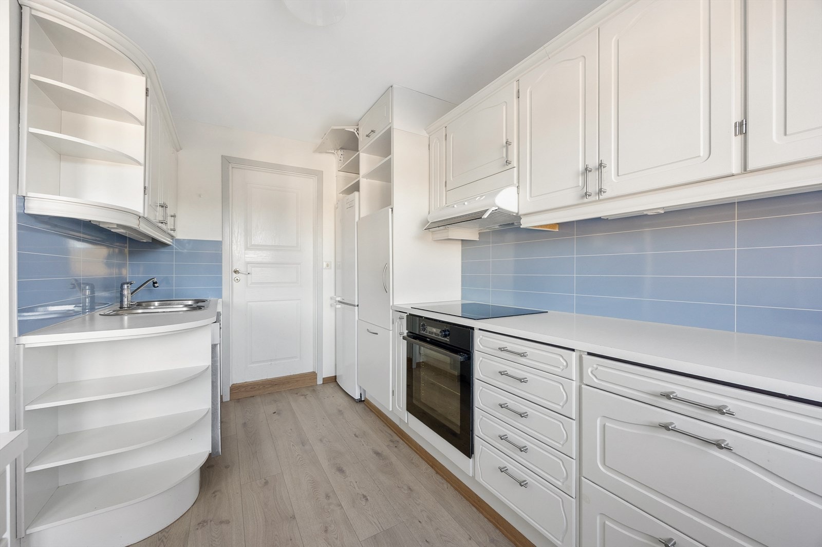 Godt med skap- og benkeplass gjør kjøkkenet funksjonelt og arbeidsvennlig. Galleribilde