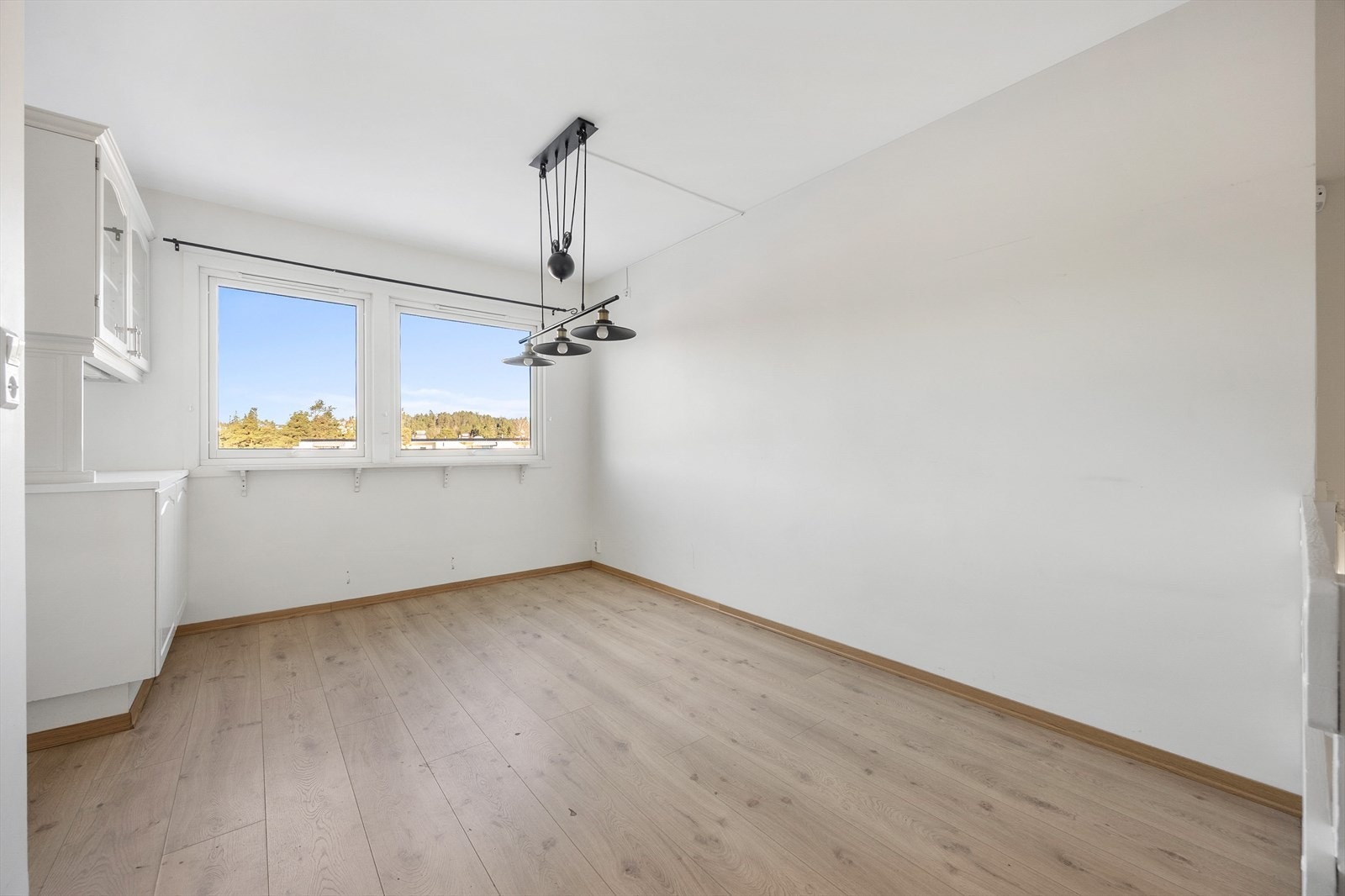 I tilknytning til kjøkkenet er det en naturlig plass for et spisebord ved vinduet. Galleribilde