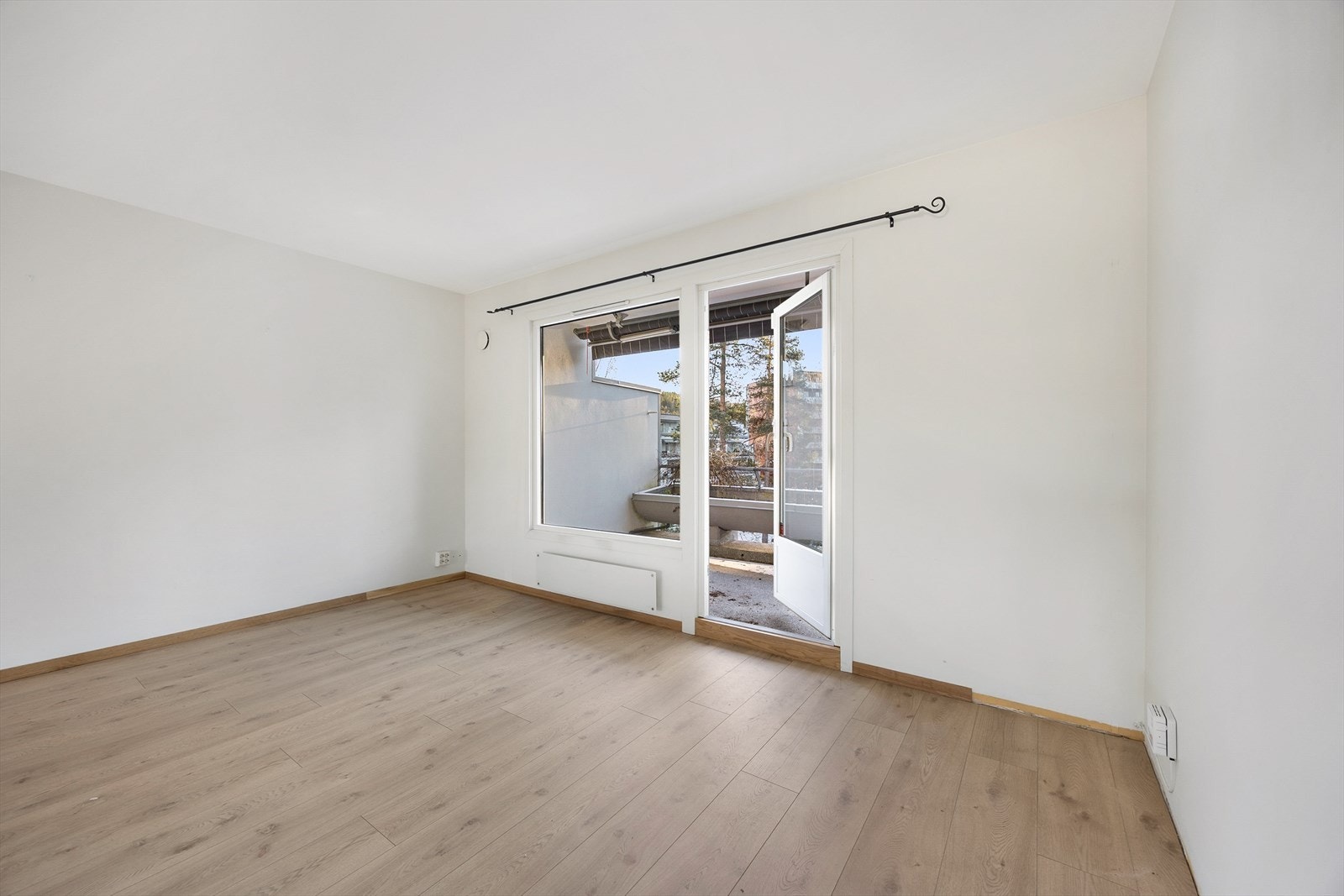 Balkongdøren slipper inn rikelig med dagslys til oppholdsrommet. Galleribilde