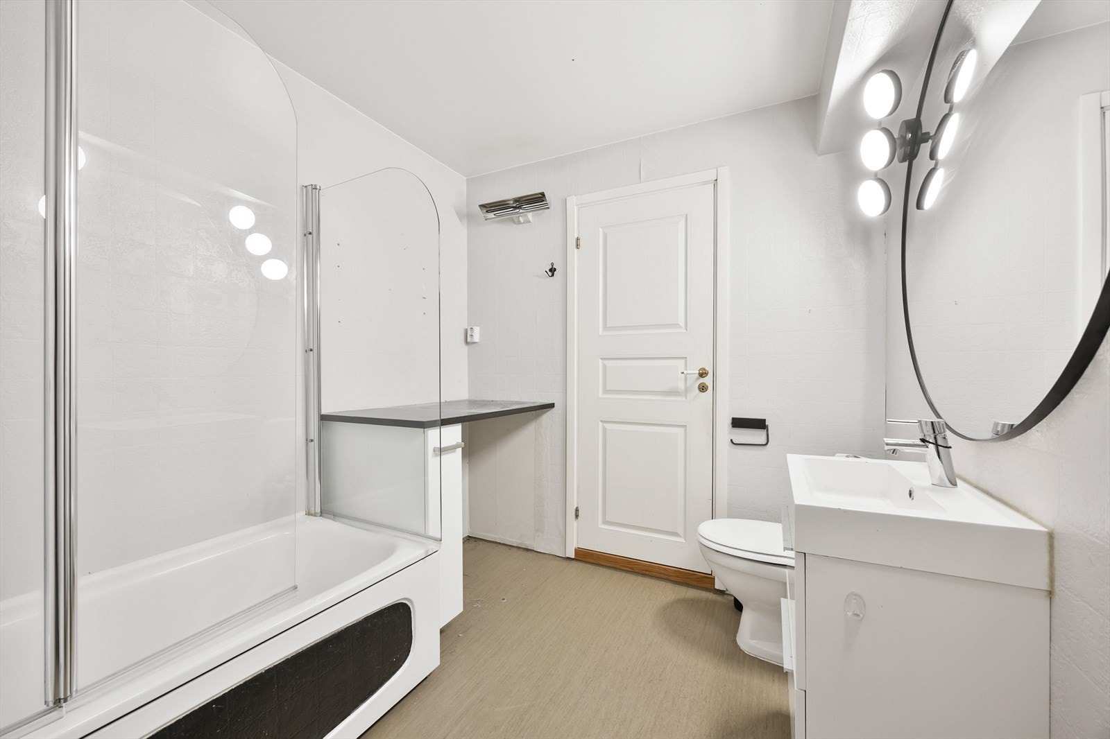 Her er det også opplegg for vaskemaskin, noe som forenkler klesvasken i hverdagen. Galleribilde