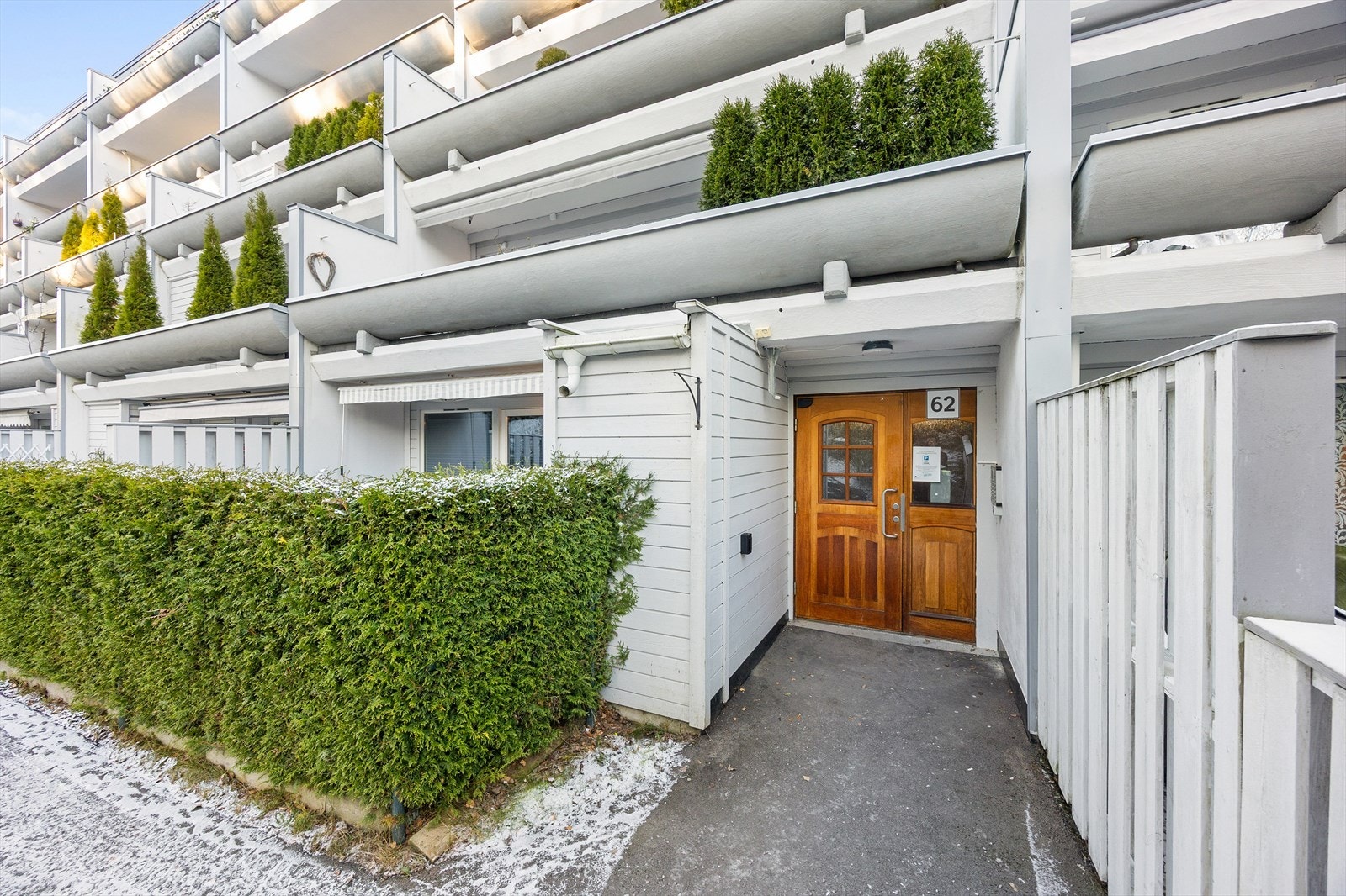 Overbygd og skjermet inngangsparti til leiligheten. Galleribilde