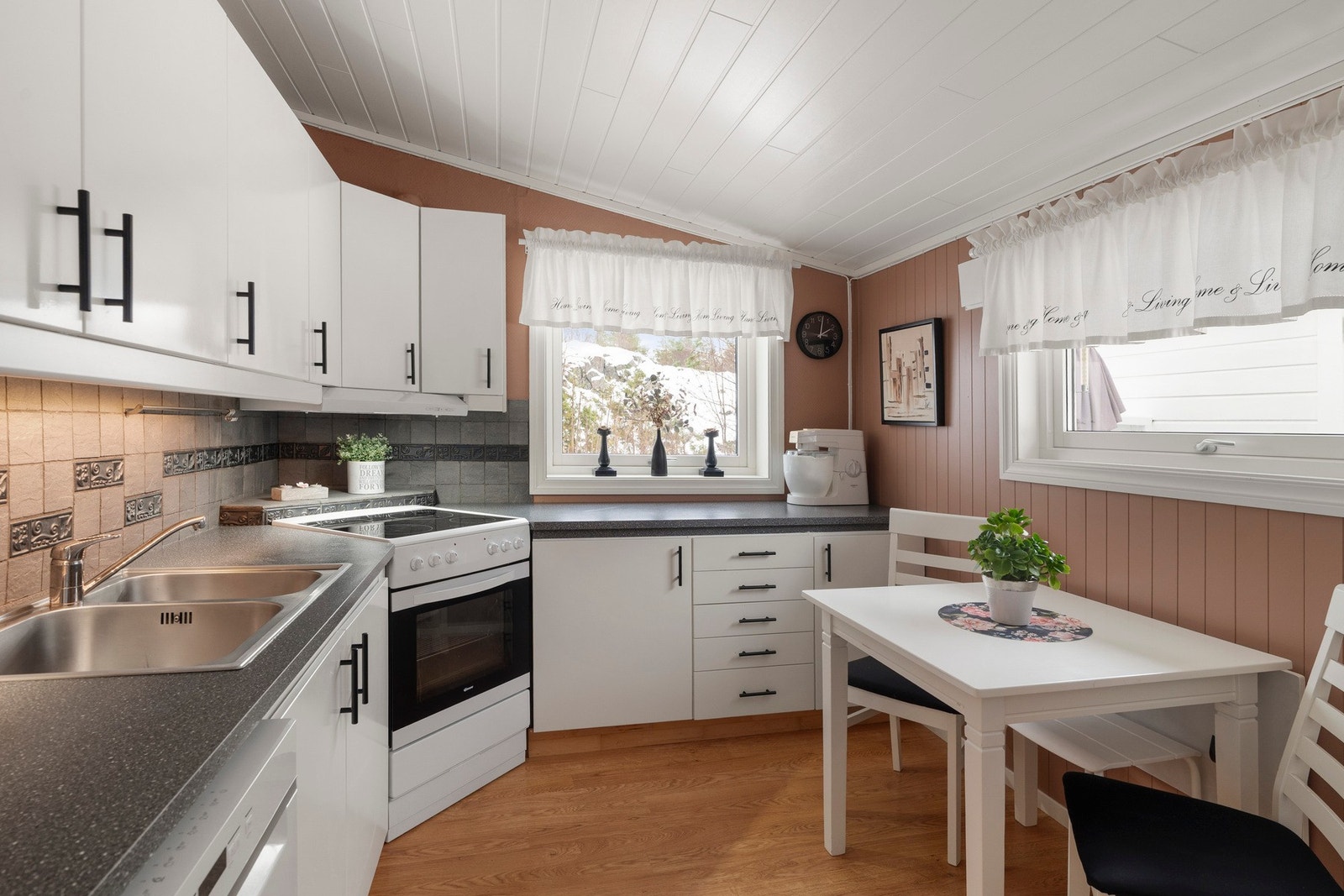 Kjøkkenet er utstyrt med ventilator, benkestikk og opplegg for oppvaskmaskin. Galleribilde