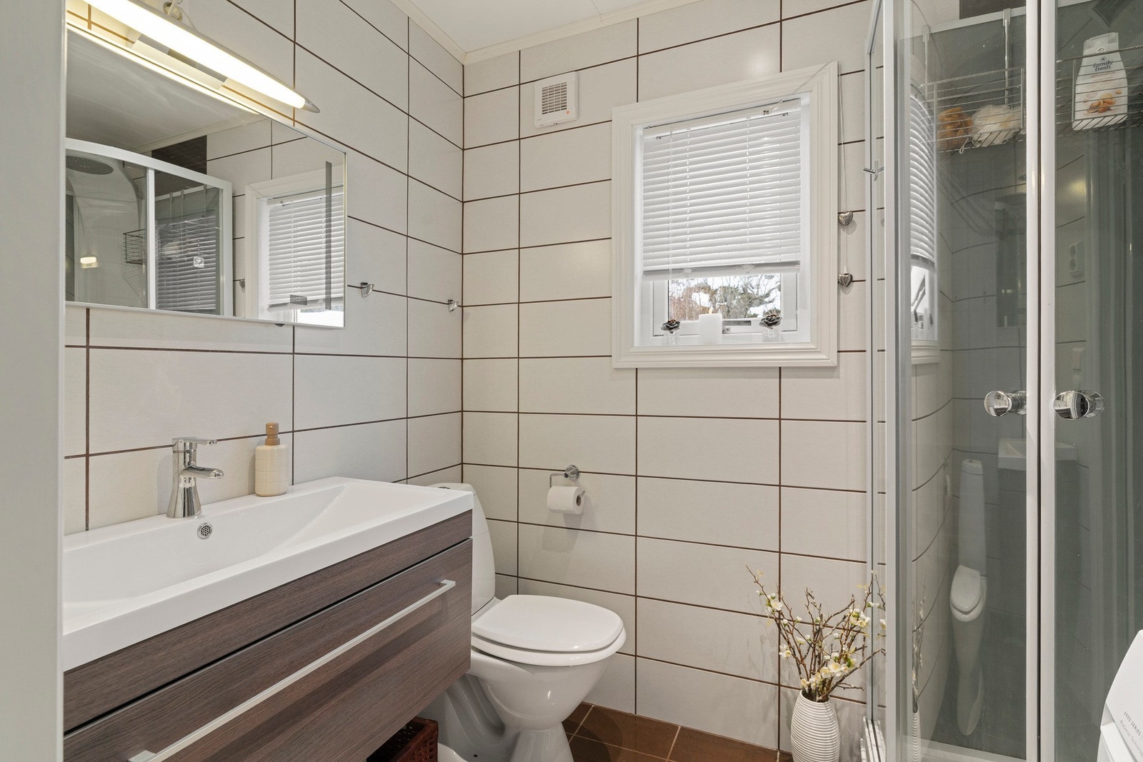 Badet i eneboligen var nytt i 2008, og fremstår som velholdt og pent. Galleribilde