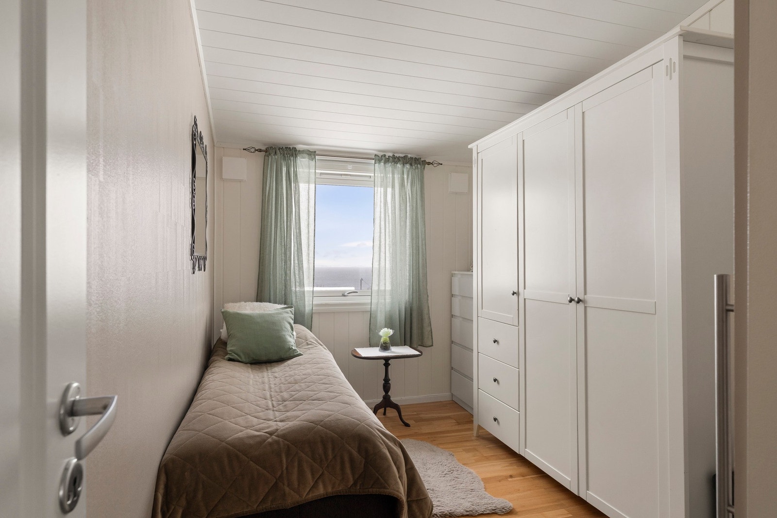 Det er garderobeløsning på ett av soverommene. Galleribilde