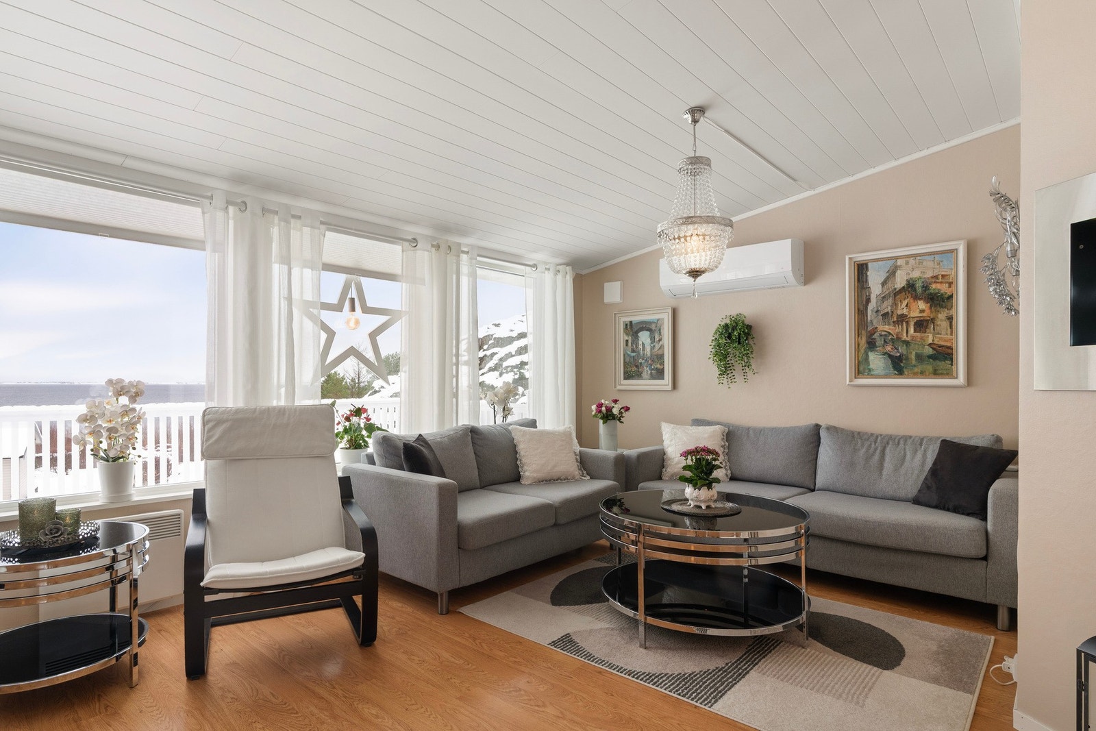 Fra stuen kan man skue utover fjorden og fjellene rundt. Galleribilde