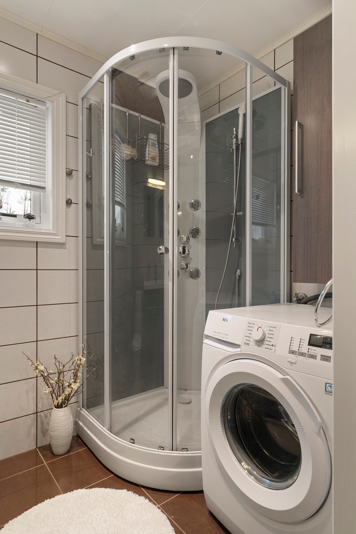 Badet er utstyrt med reflektorovn, mekanisk avtrekk, toalett, dusjkabinett og opplegg for vaskemaskin. Galleribilde