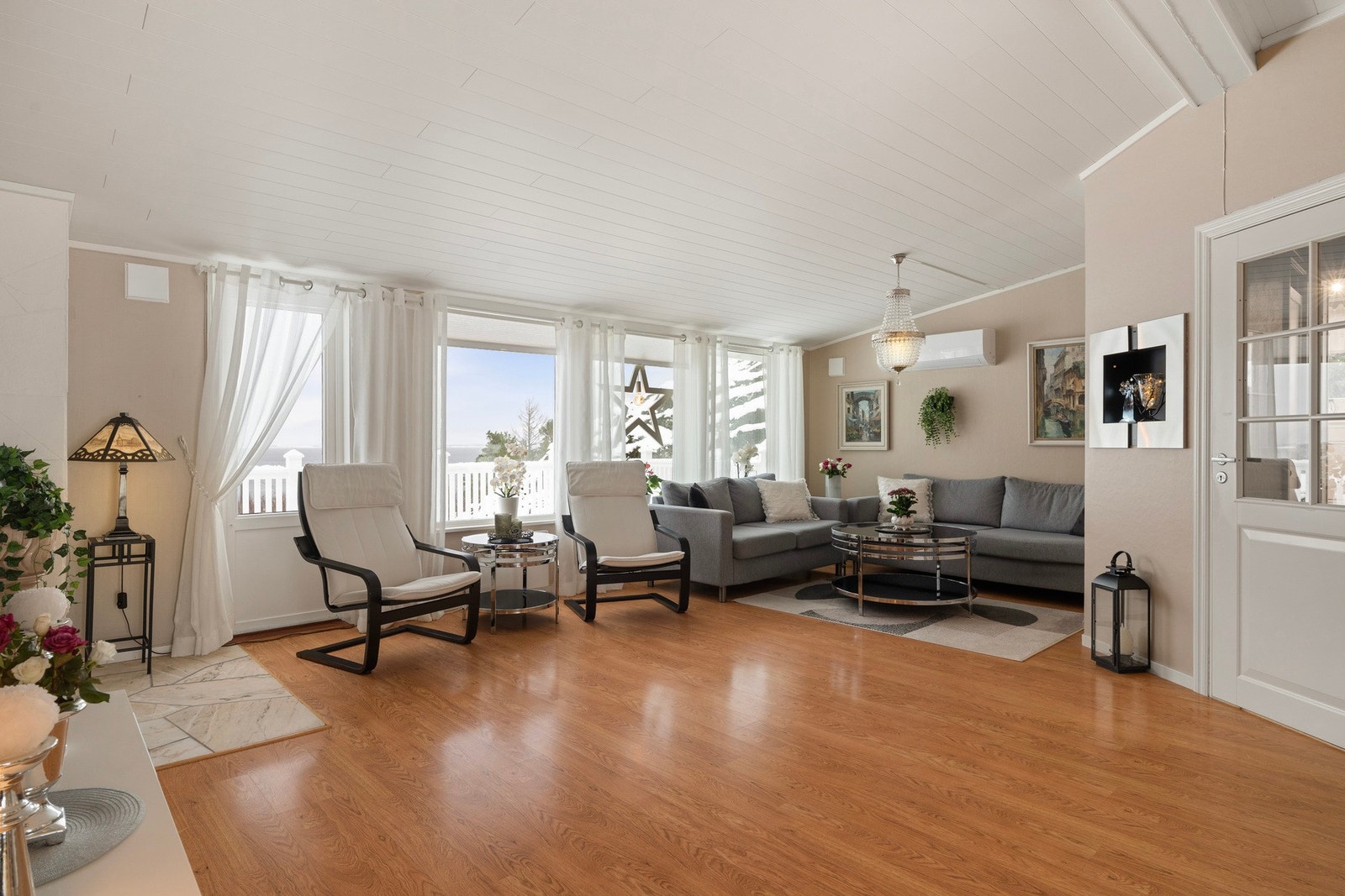 Stuen oppleves som luftig og innbydende, og den åpne planløsningen gir fine soner for møblering. Galleribilde