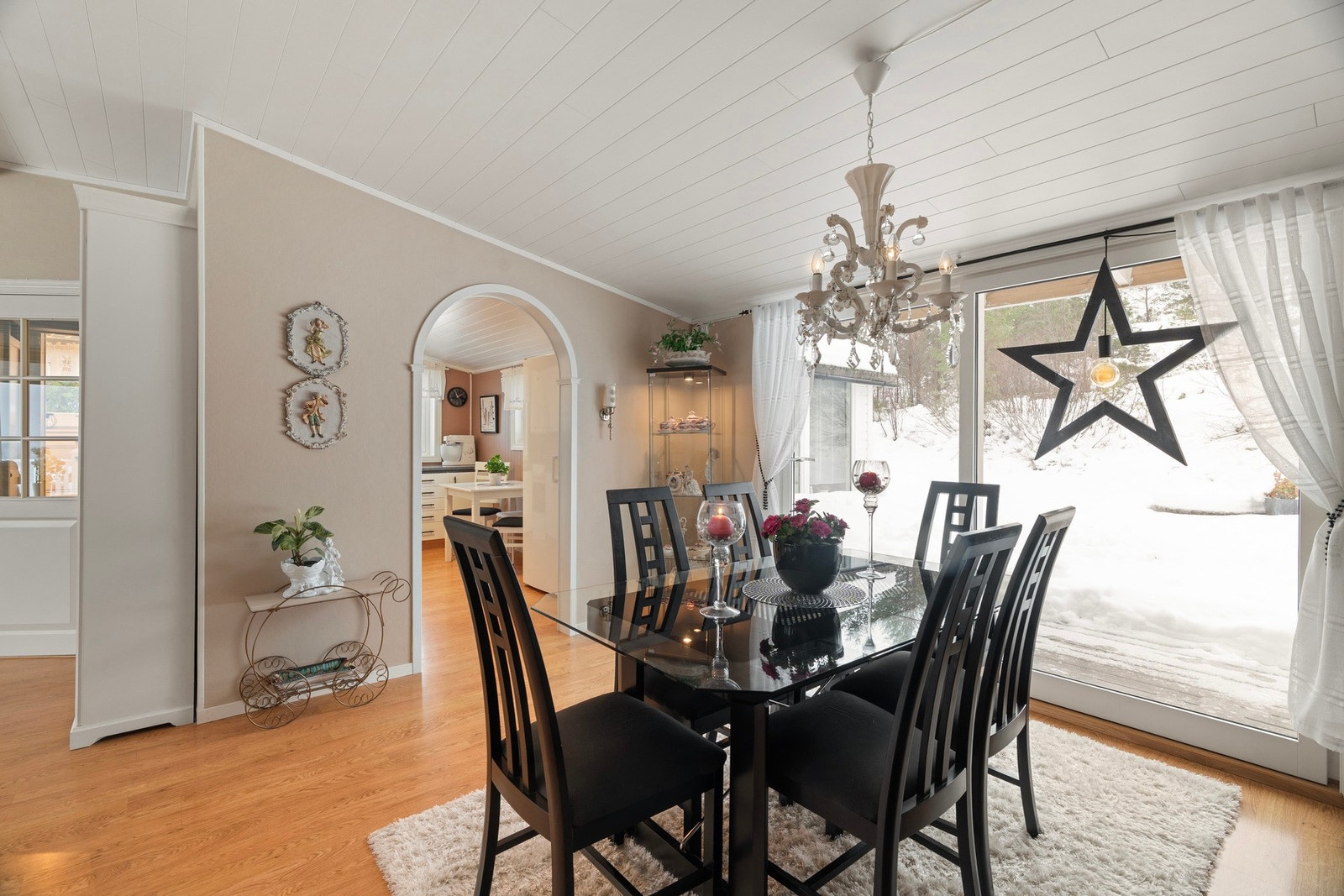 Nærheten mellom kjøkkenet og spisestuen gjør serveringen enkel. Galleribilde