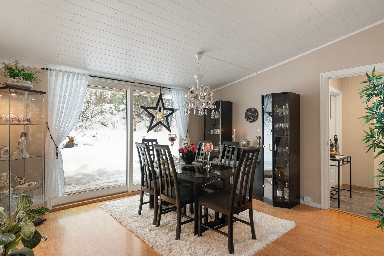 Fra spisestuen er det utgang til en lun, sydvendt terrasse av meget god størrelse. Galleribilde