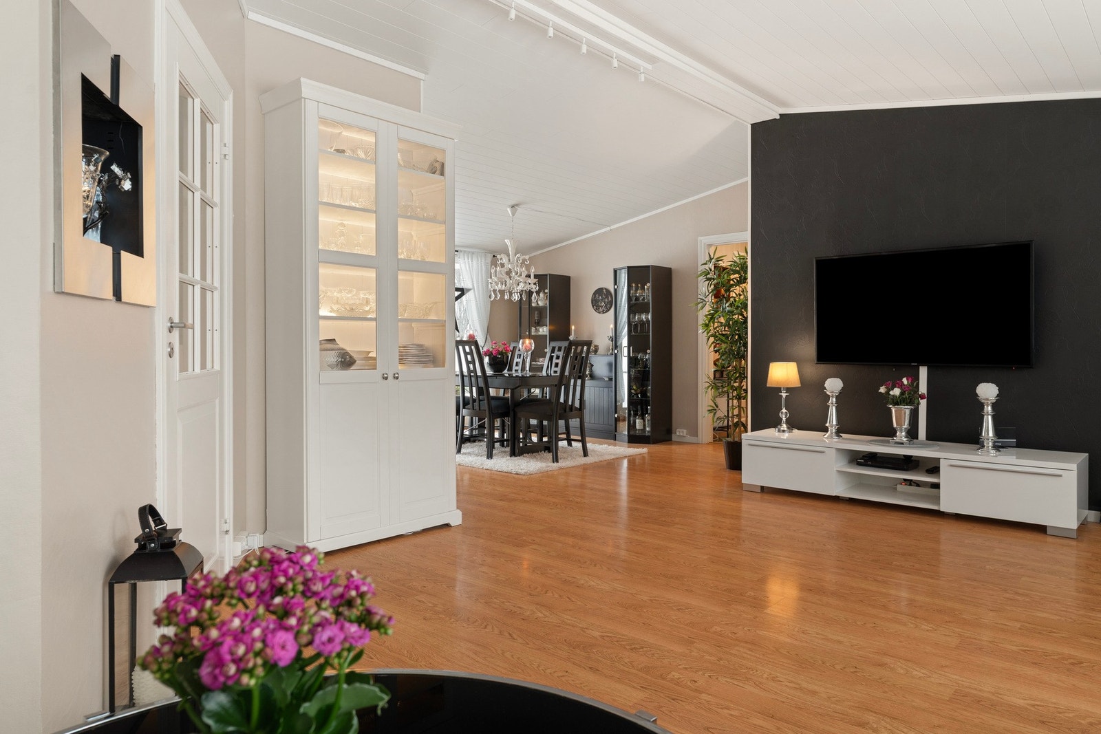 I nærheten av kjøkkenet er det god plass til spisebord. Galleribilde