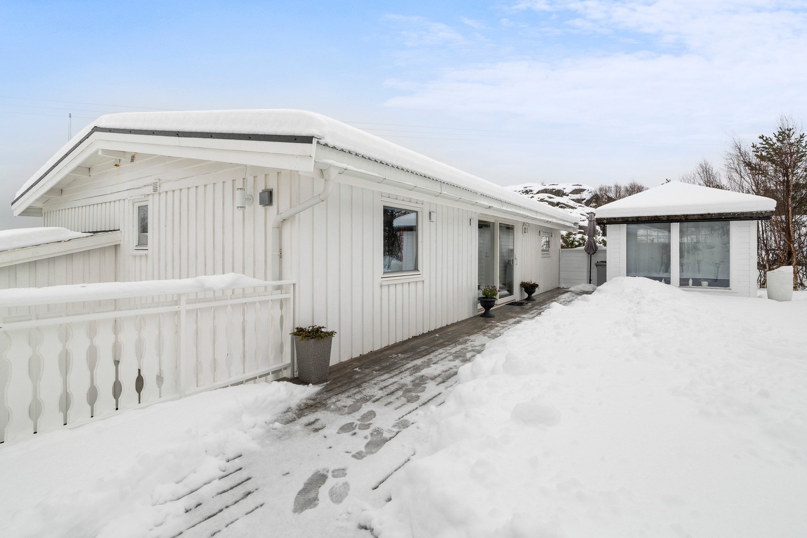 Ved den store, sydvendte terrassen er det en lun hagestue. Galleribilde