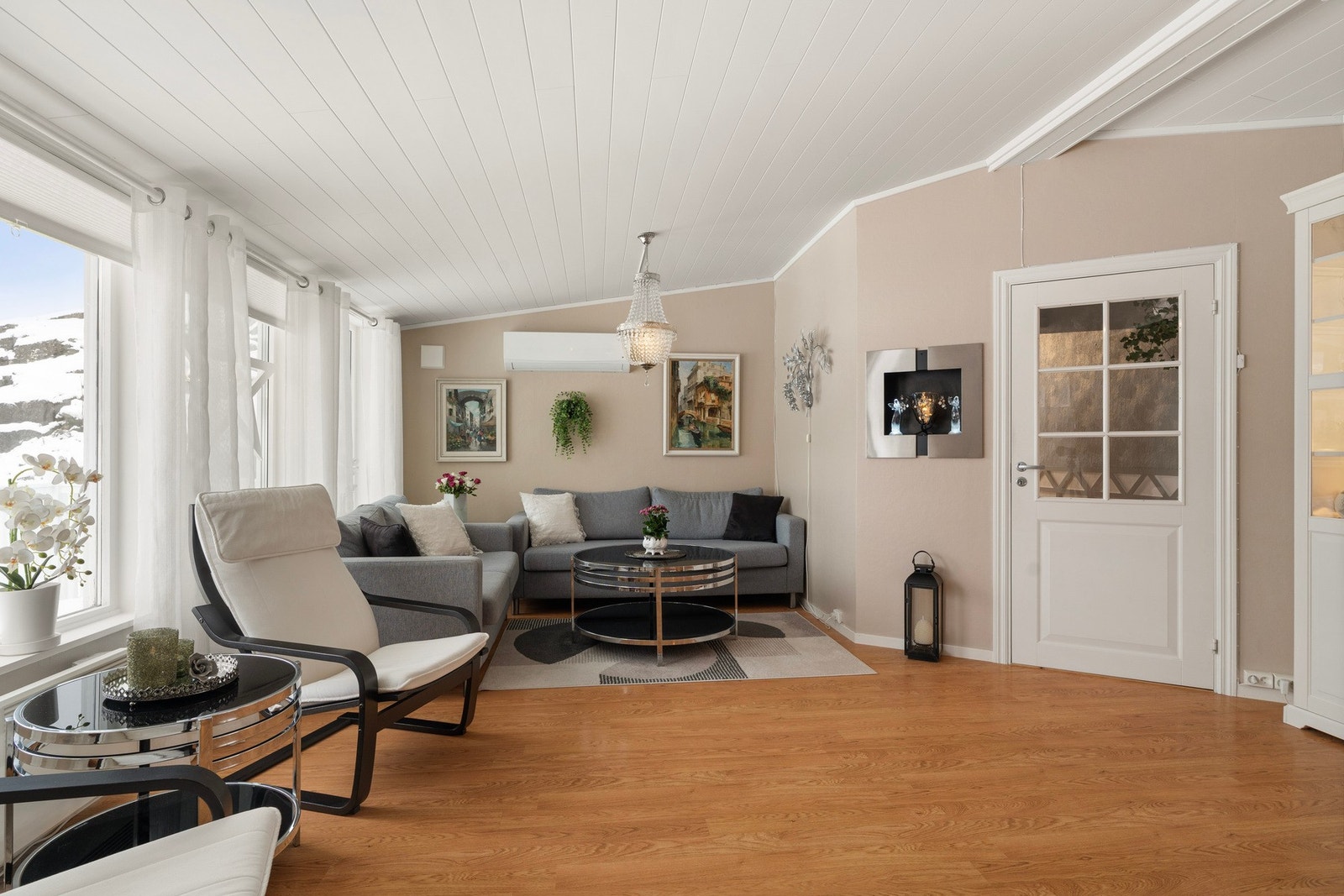 I 2024 ble det montert en ny luft-til-luft varmepumpe i stuen. Galleribilde