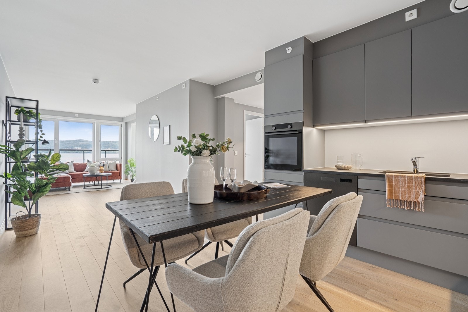 Stuen har store vindusflater som slipper inn rikelig dagslys og gir en fantastisk utsikt. Galleribilde