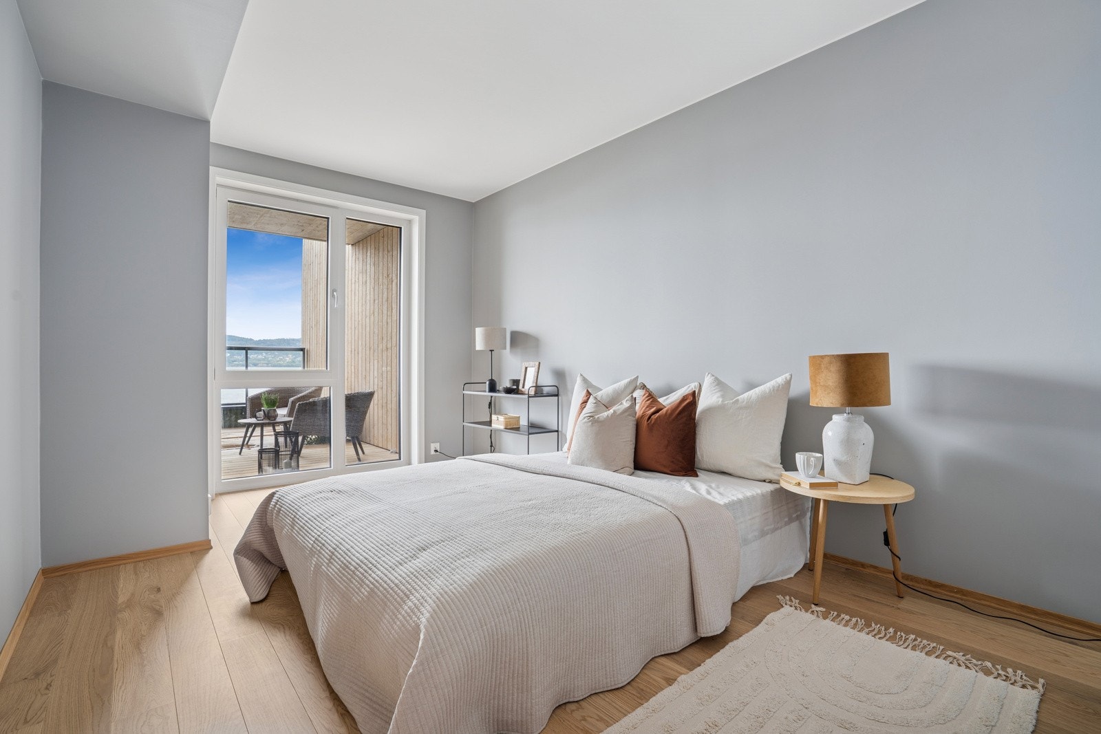 Lyst og romslig hovedsoverom. Galleribilde