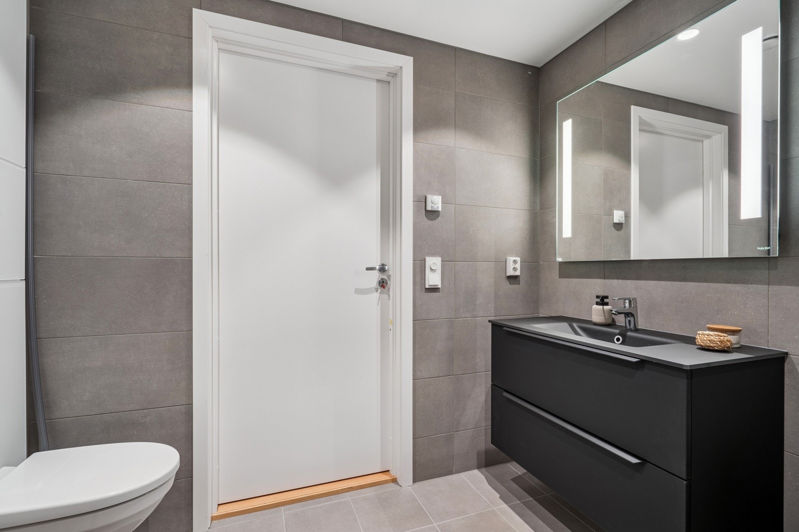 Moderne servant med skapplass og speil med belysning. Galleribilde