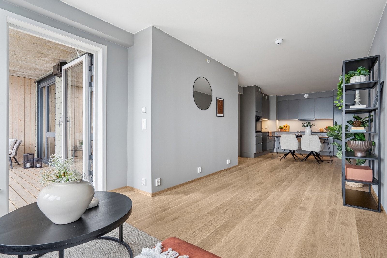 De store vindusflatene gir rikelig med naturlig dagslys. Galleribilde