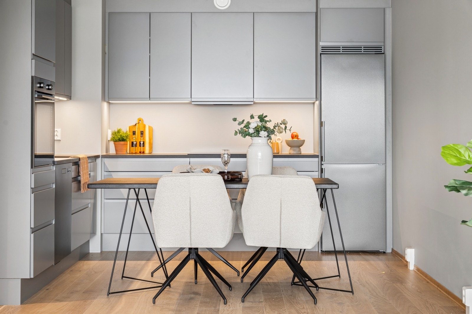 Kjøkkenet har nedfelt oppvaskkum med ett-greps kjøkkenarmatur. Galleribilde