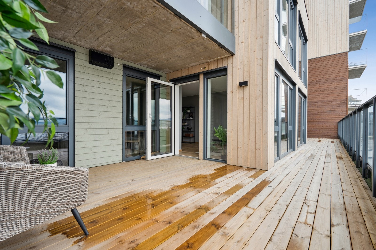 Balkongen fungerer som en naturlig forlengelse av stuen på godværsdager. Galleribilde