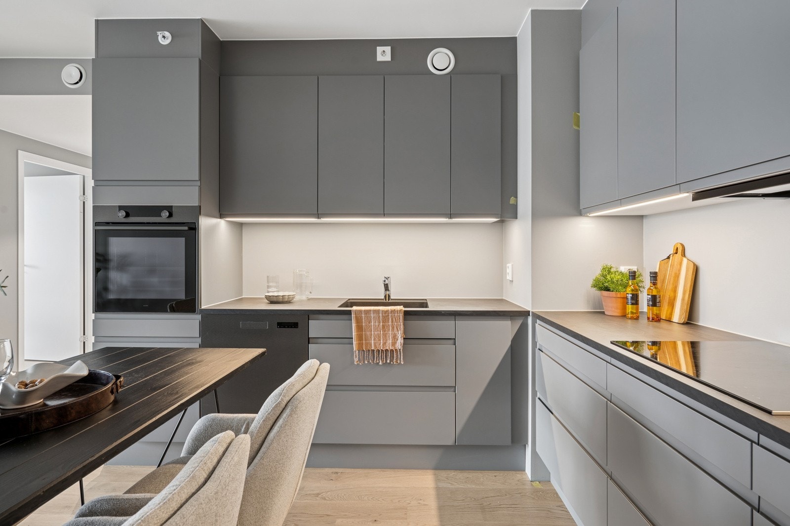 Kjøkkenet fra HTH med integrerte hvitevarer. Galleribilde