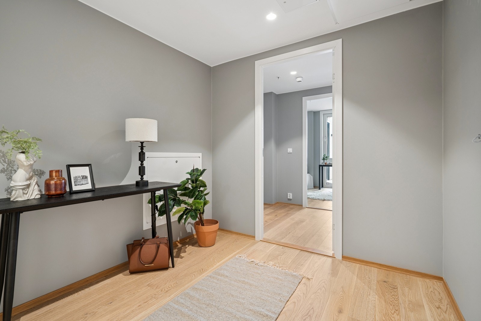 Innenfor inngangsdøren møter du et lyst og moderne inngangsparti. Galleribilde