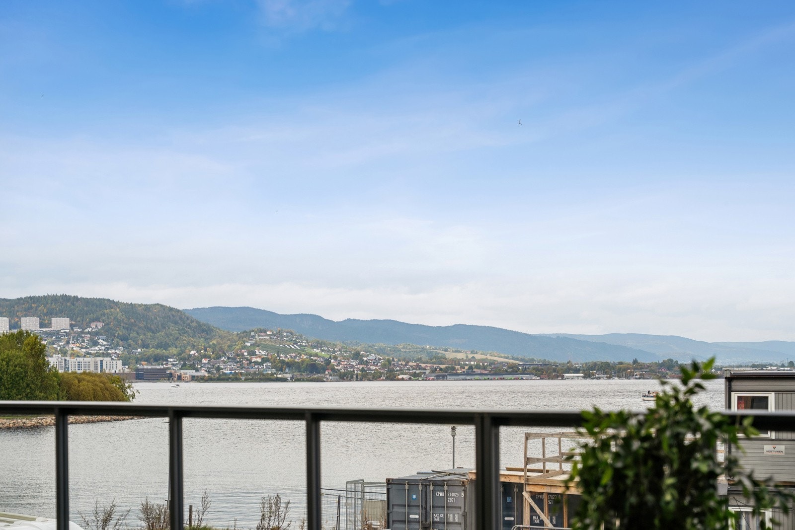 Leiligheten nyter god utsikt over Drammensfjorden. Galleribilde