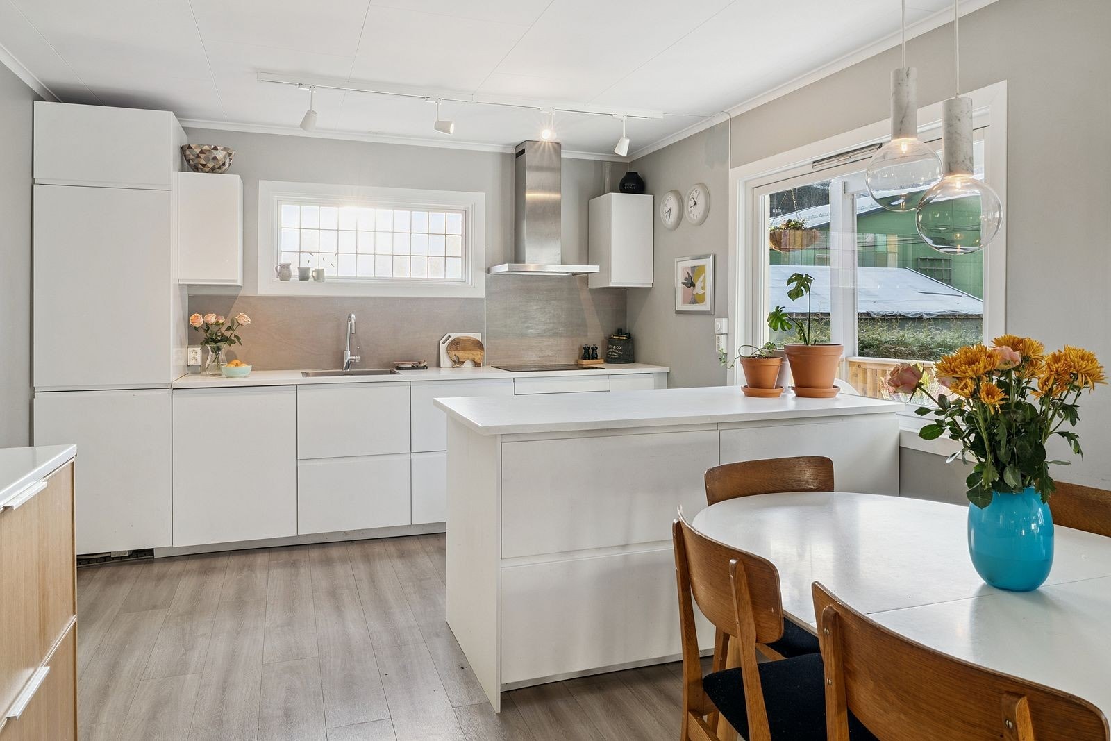 Nydelig og innholdsrikt kjøkken Galleribilde