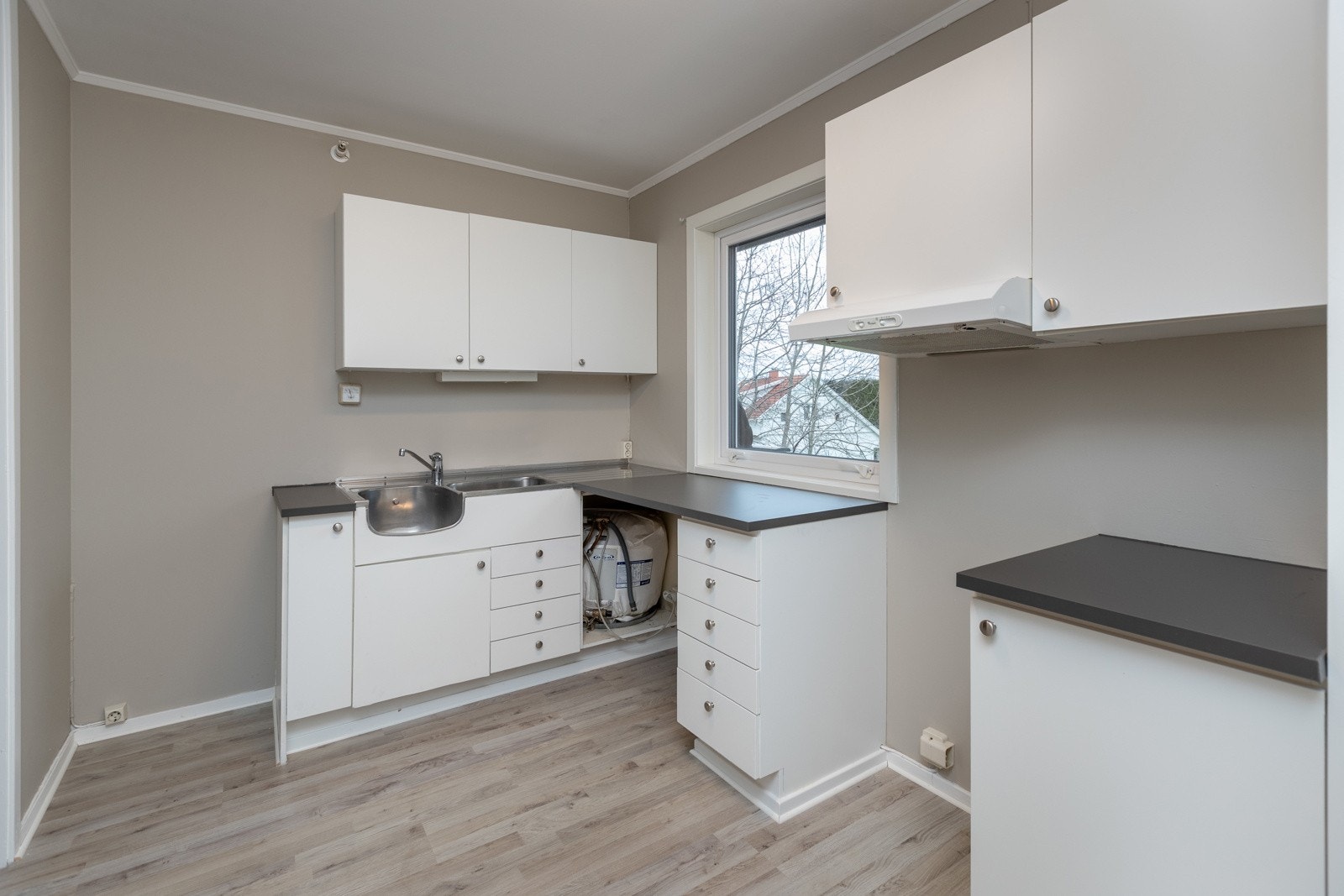 Kjøkken har innregning med slette fronter Galleribilde