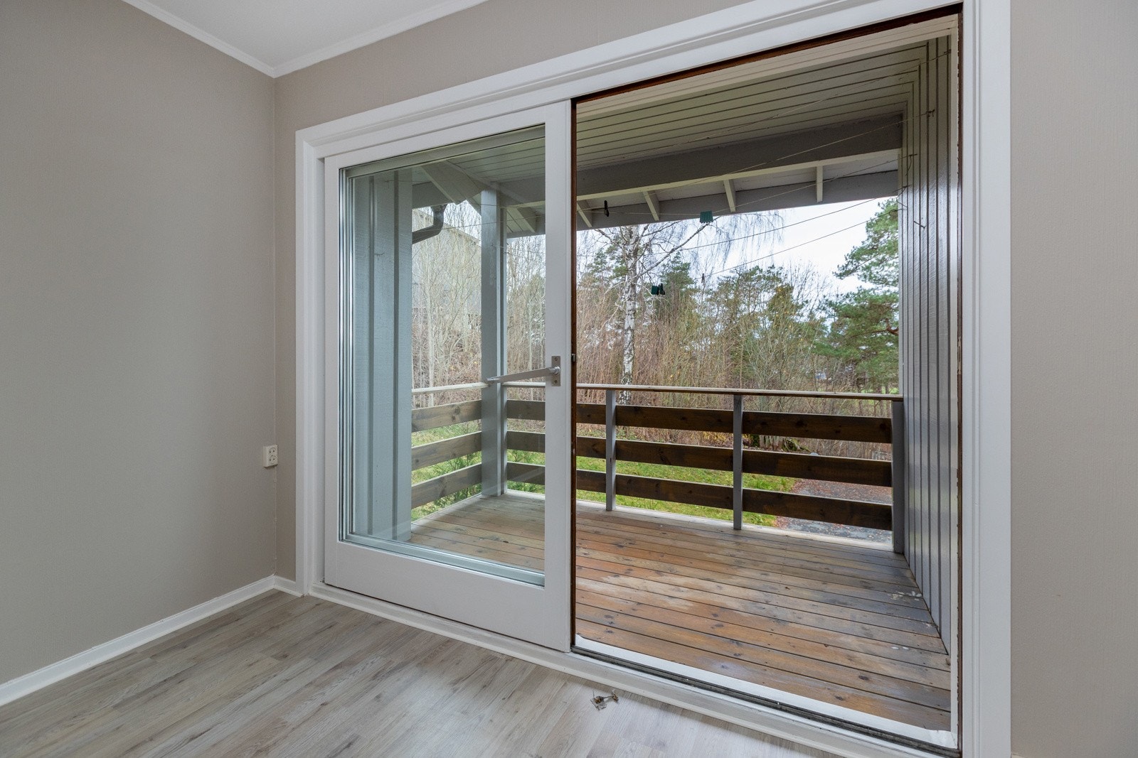 Utgang til veranda fra stuen Galleribilde