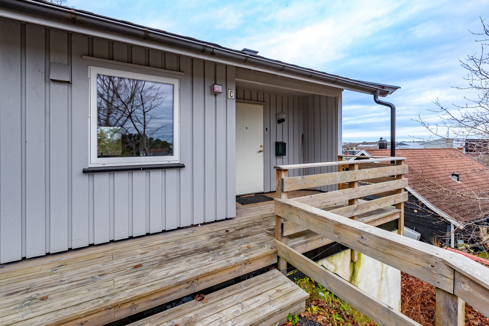 Leiligheten er beliggende i 2. etasje men har inngang fra bakkeplan Galleribilde