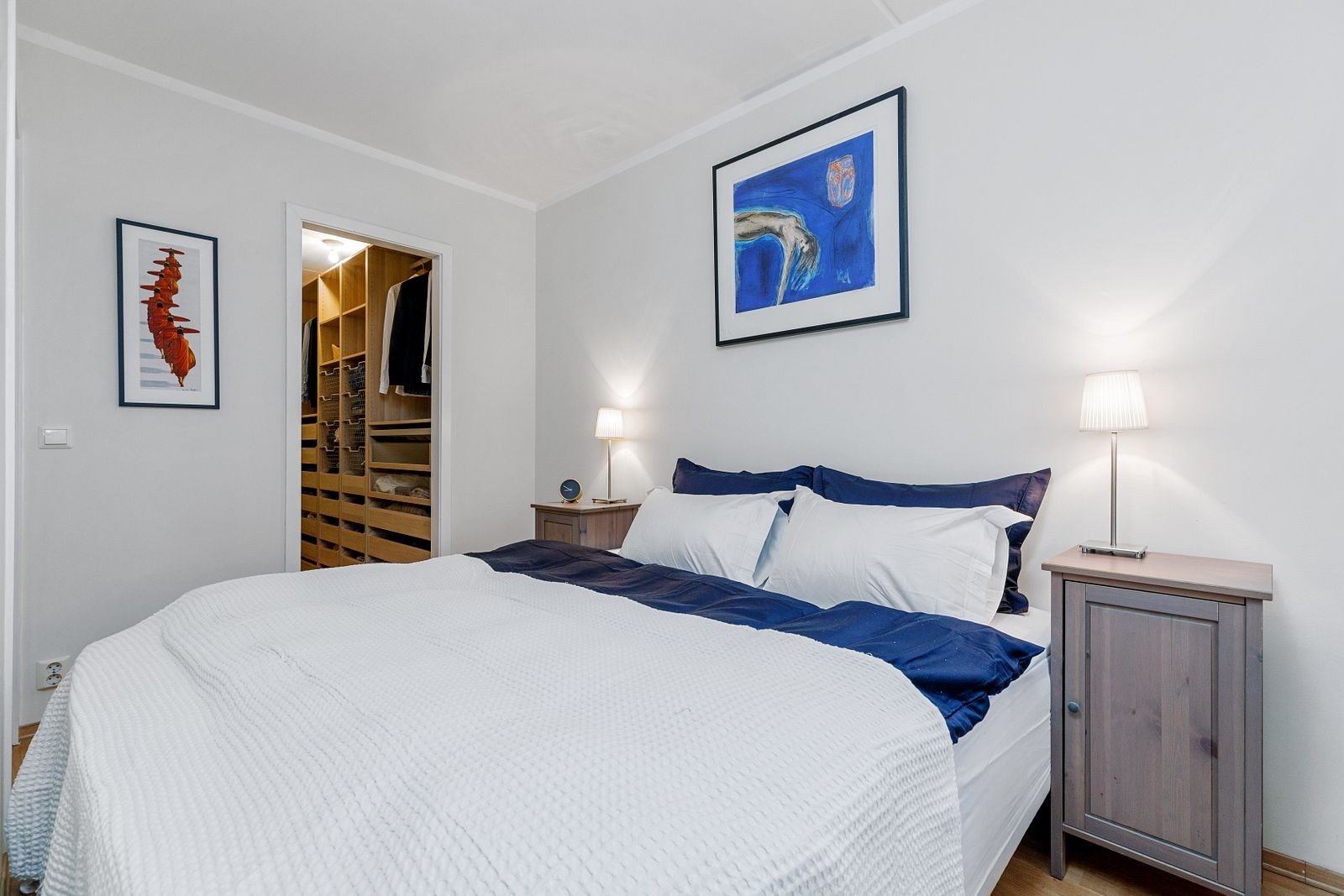 Soverom med walk-in-closet Galleribilde