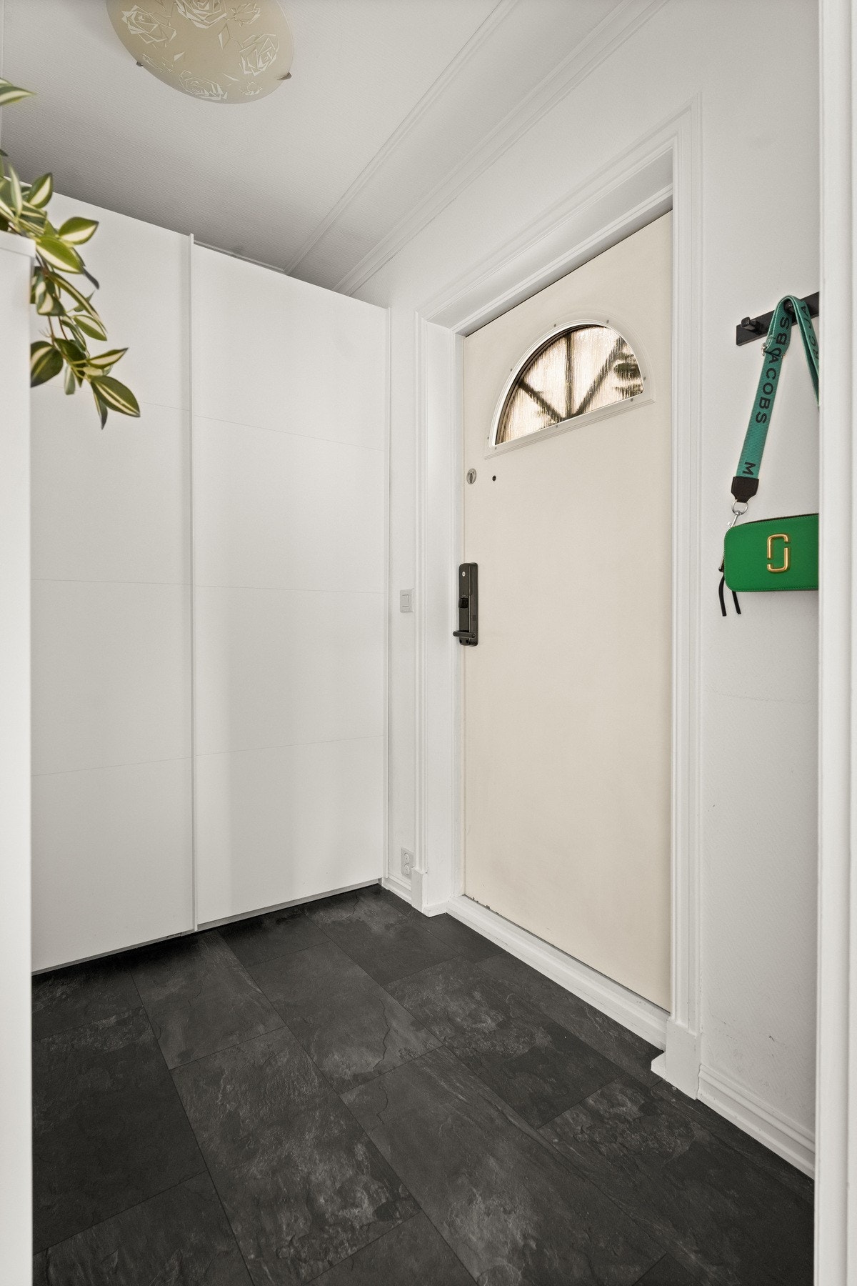 Entré med skyvedørsgarderobe. Galleribilde