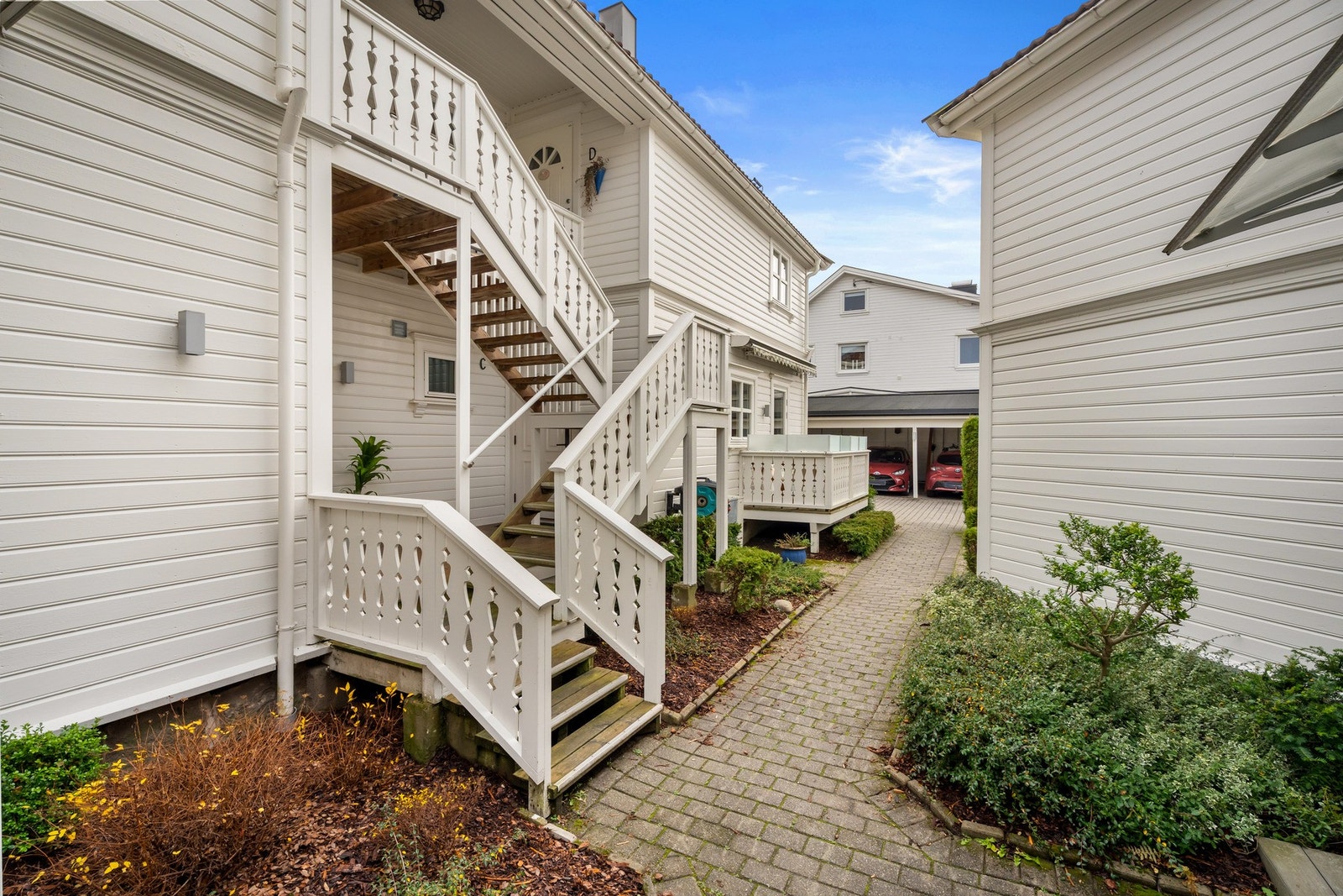 Inngangsparti med takoverbygg. Galleribilde