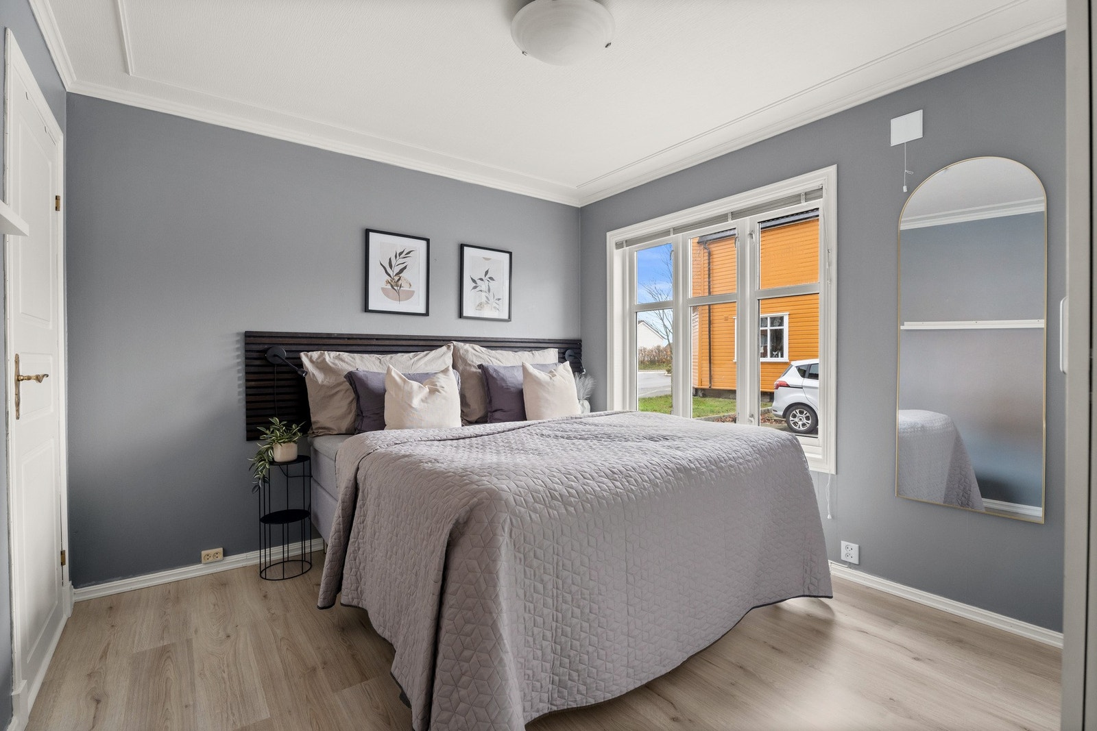 Hovedsoverom i god størrelse og med moderne laminatgulv. Galleribilde