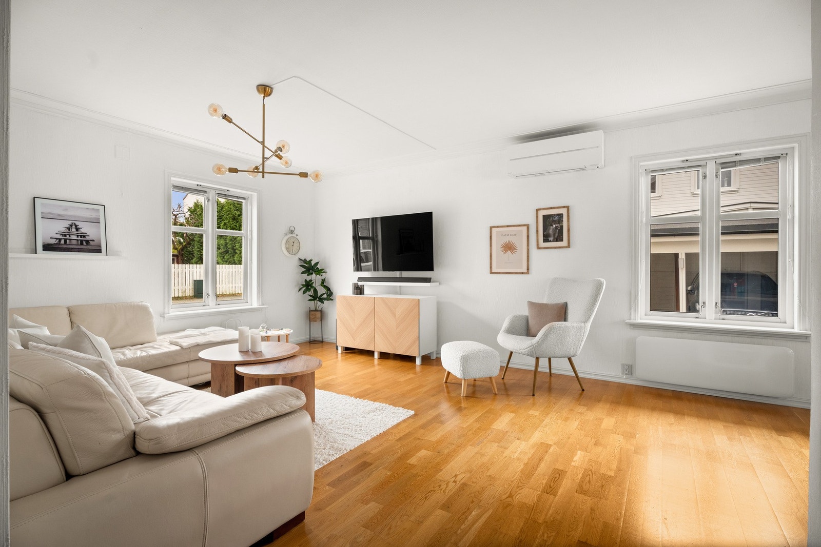 I stuen finner man luft til luft varmepumpe fra 2024 Galleribilde