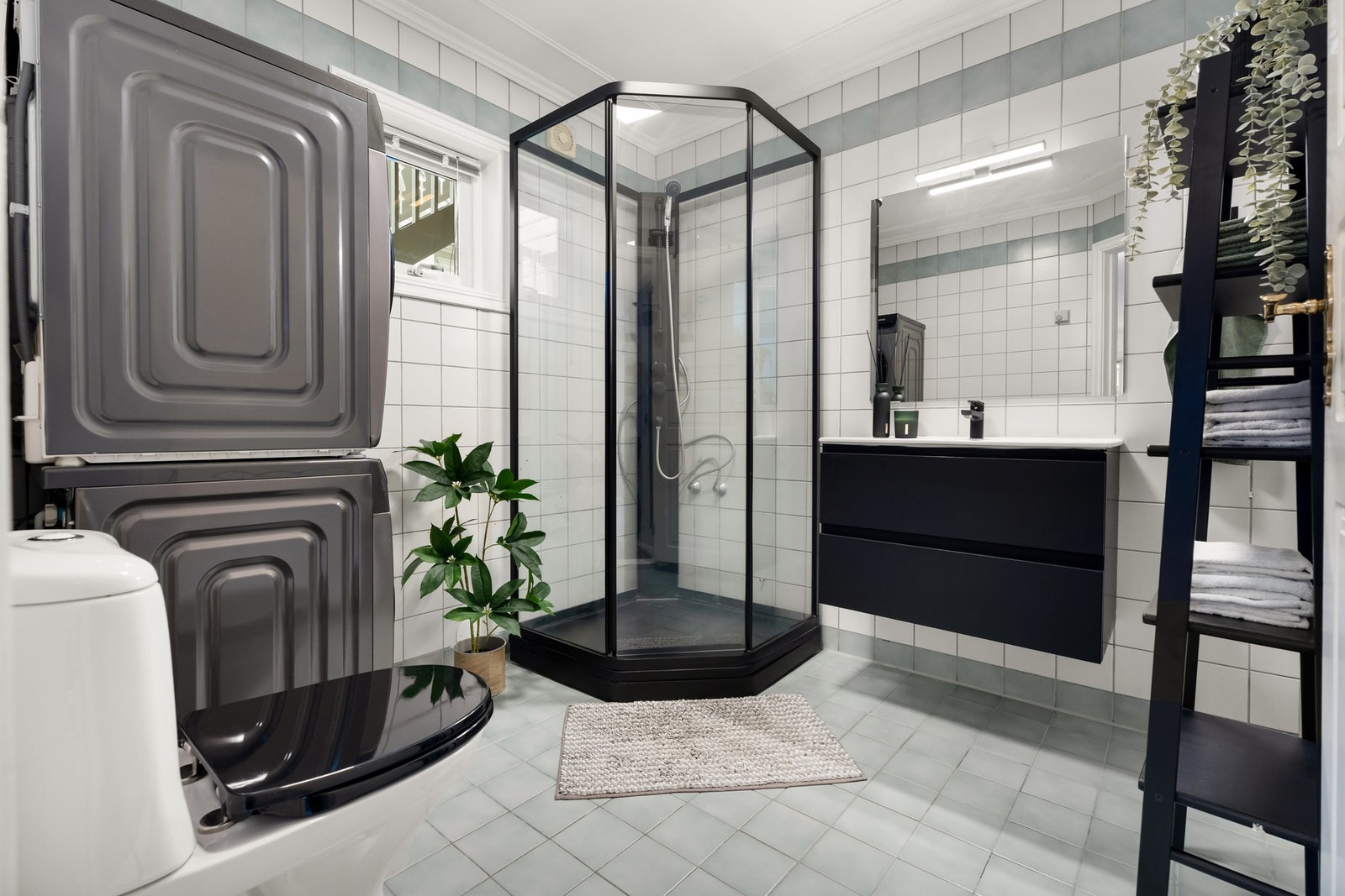 Pent bad med opplegg og plass til vaskemaskin og tørketrommel. Galleribilde