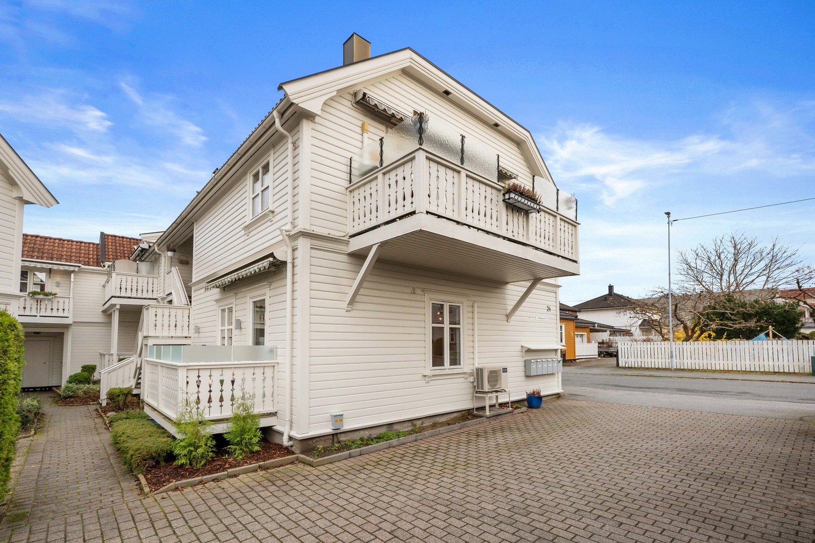 Terrassen har sol fra tidlig formiddag til sen ettermiddag på sommerstid. Galleribilde