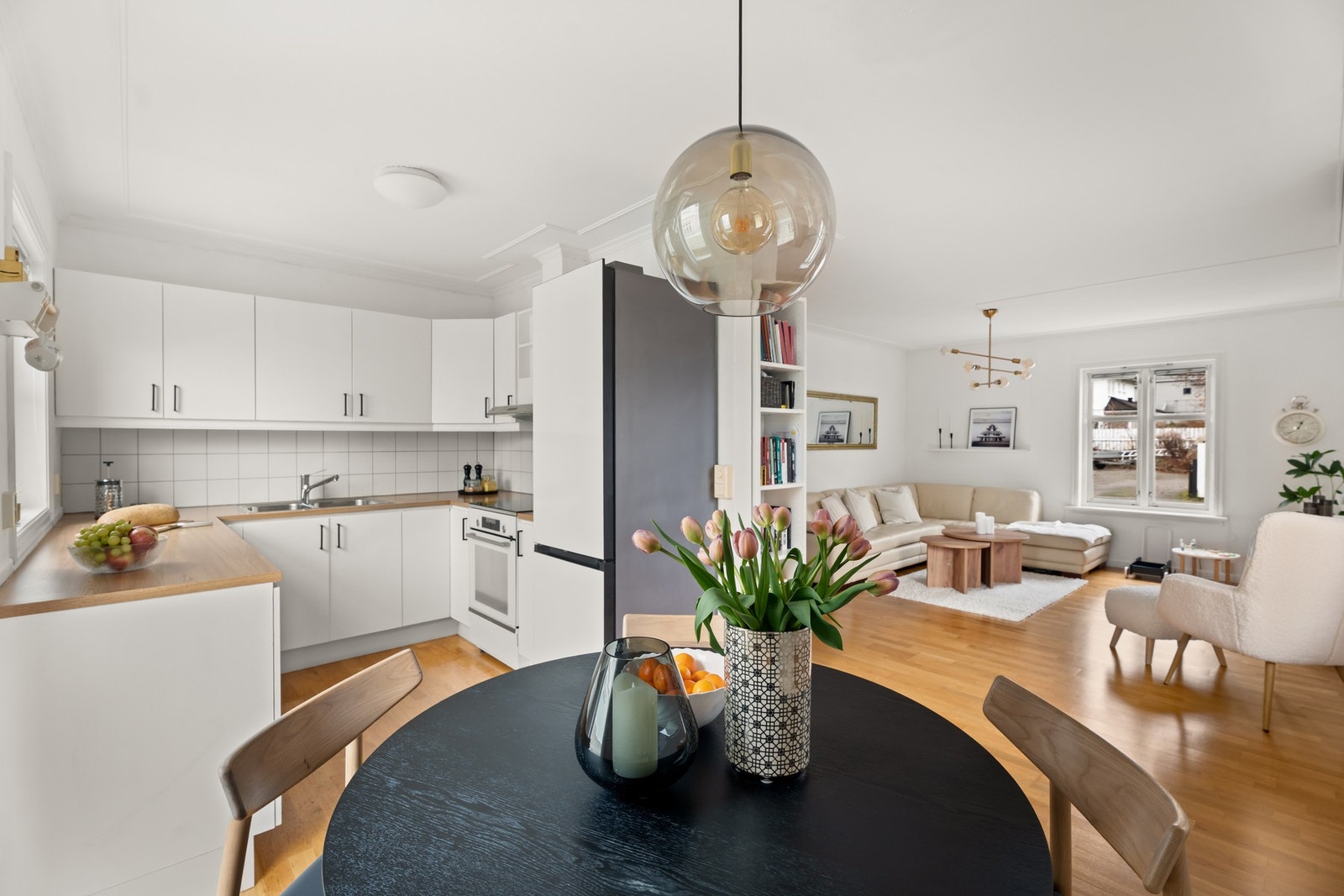 Kjøkken med god benk- og skapplass. Galleribilde