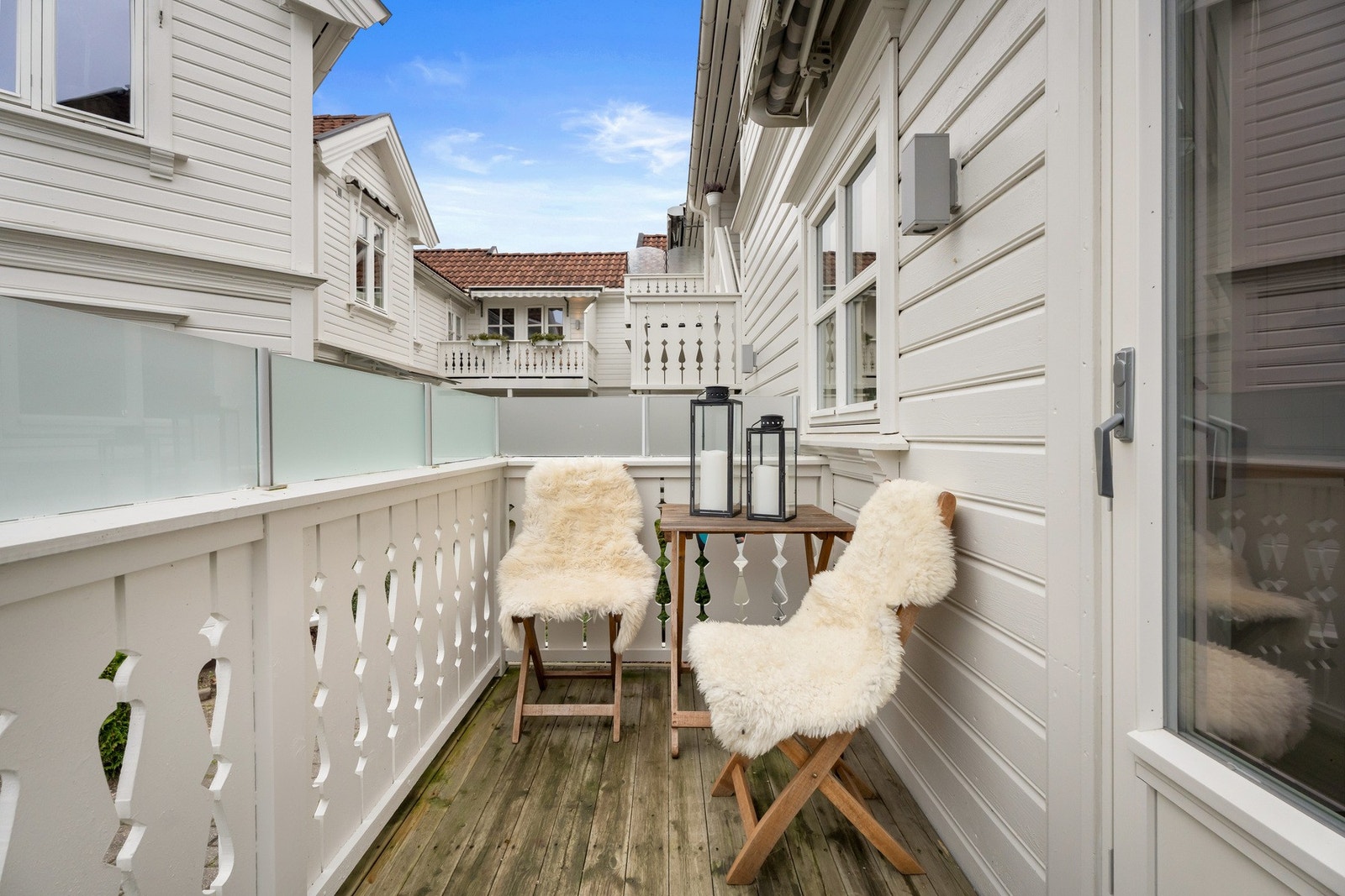 Hyggelig terrasse på 4 kvm direkte fra stue. Galleribilde