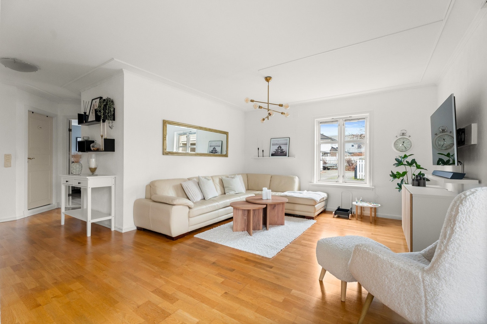 Pen, lys stue med gode vindusoverflater Galleribilde