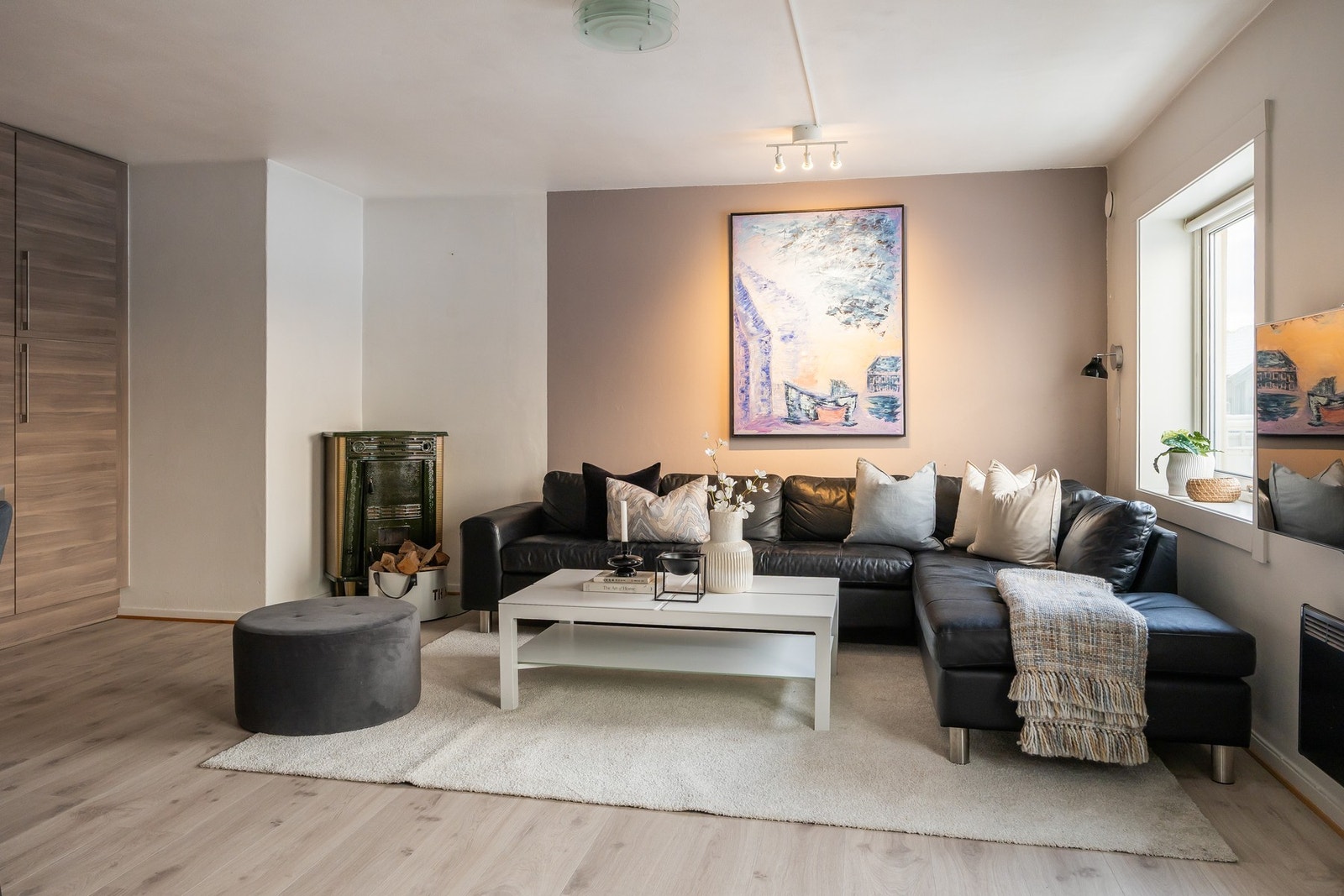 Store vinduer gir mye naturlig lys. Galleribilde